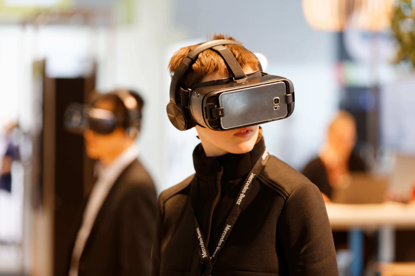 Junger Besucher mit einer Virtual Reality-Brille