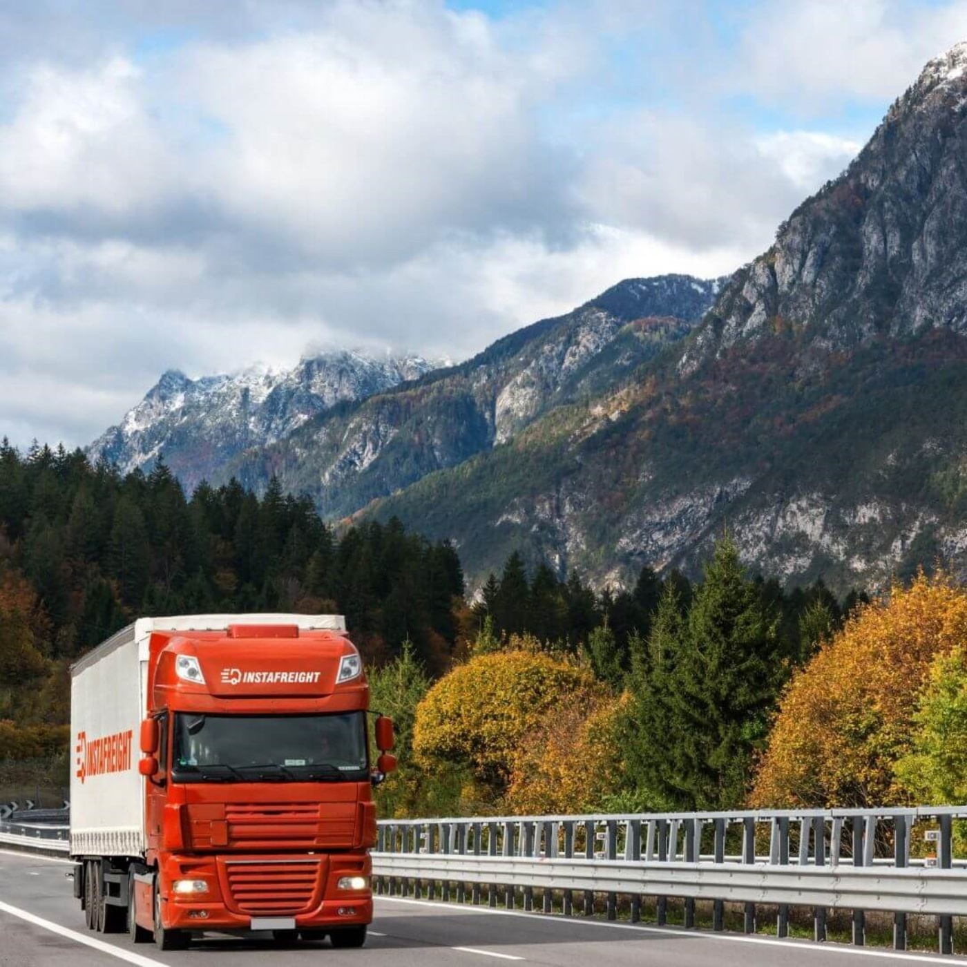 Ein Lkw auf der Autobahn in den Bergen
