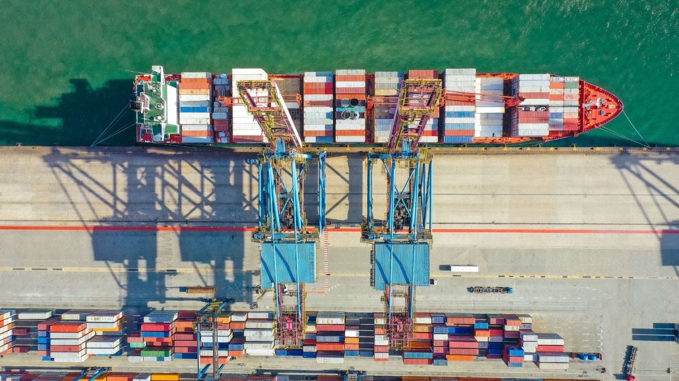 Ein Frachter im Hafen wird entladen