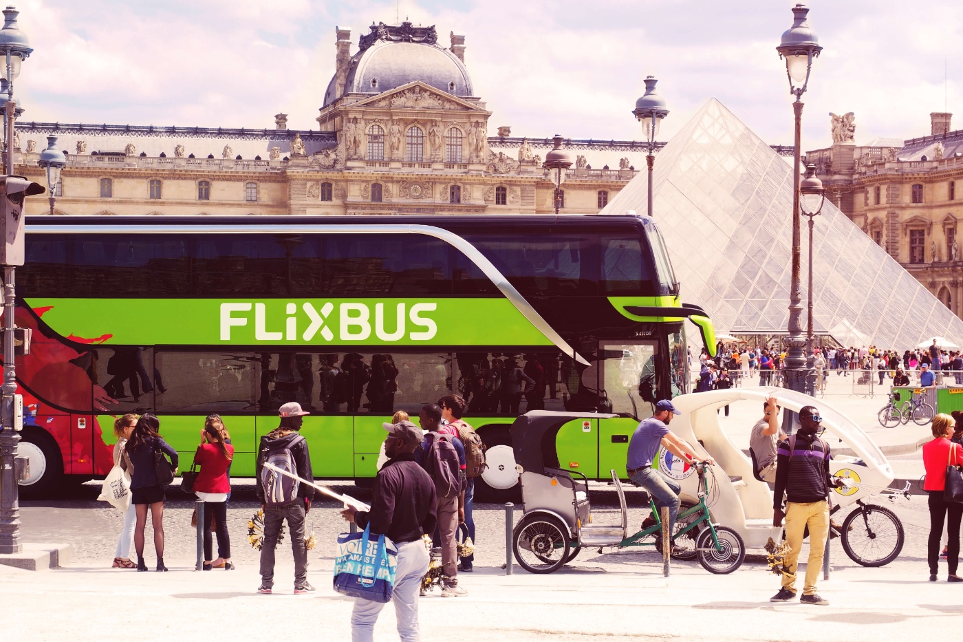 Ein Bus im Stadtzentrum zwischen Menschen