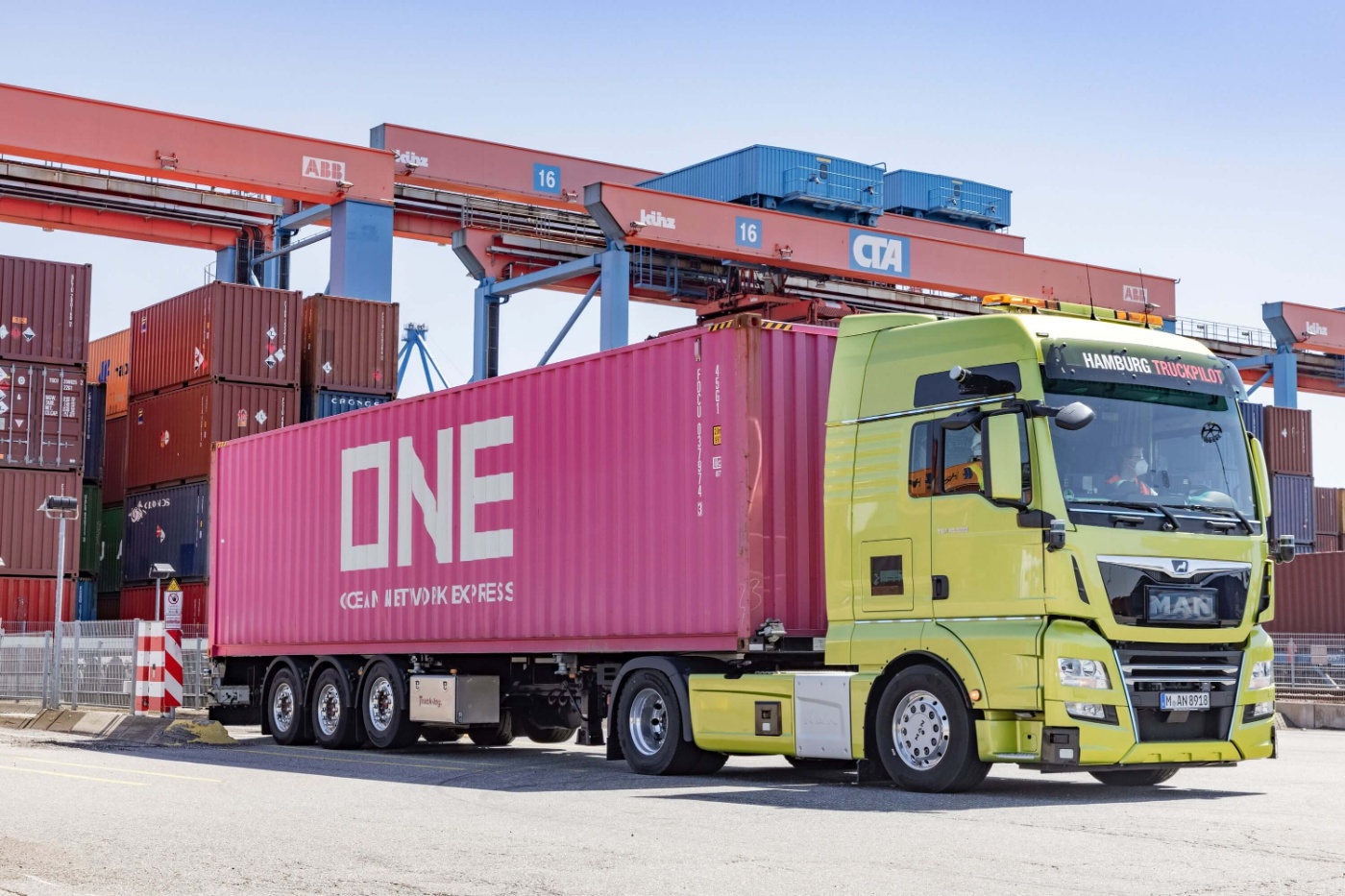 lkw in hafen