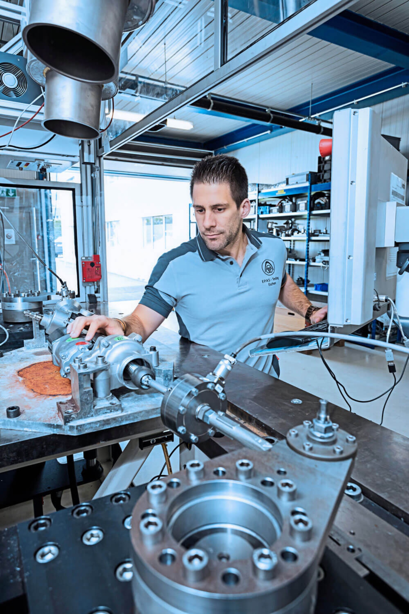 mechaniker an maschine