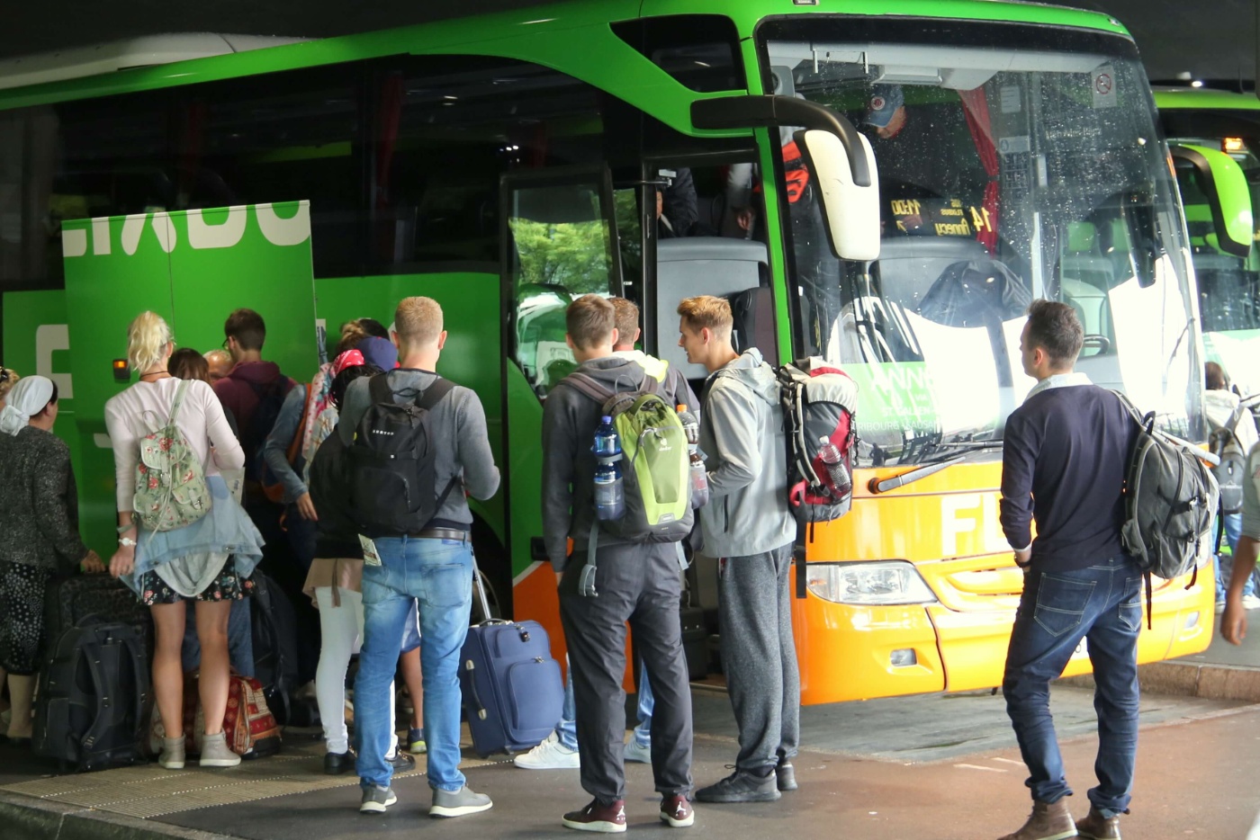 Fahrgäste vor einem Bus