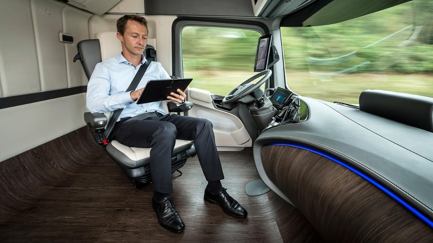 Lkw-Fahrer in futuristischem Fahrerhaus