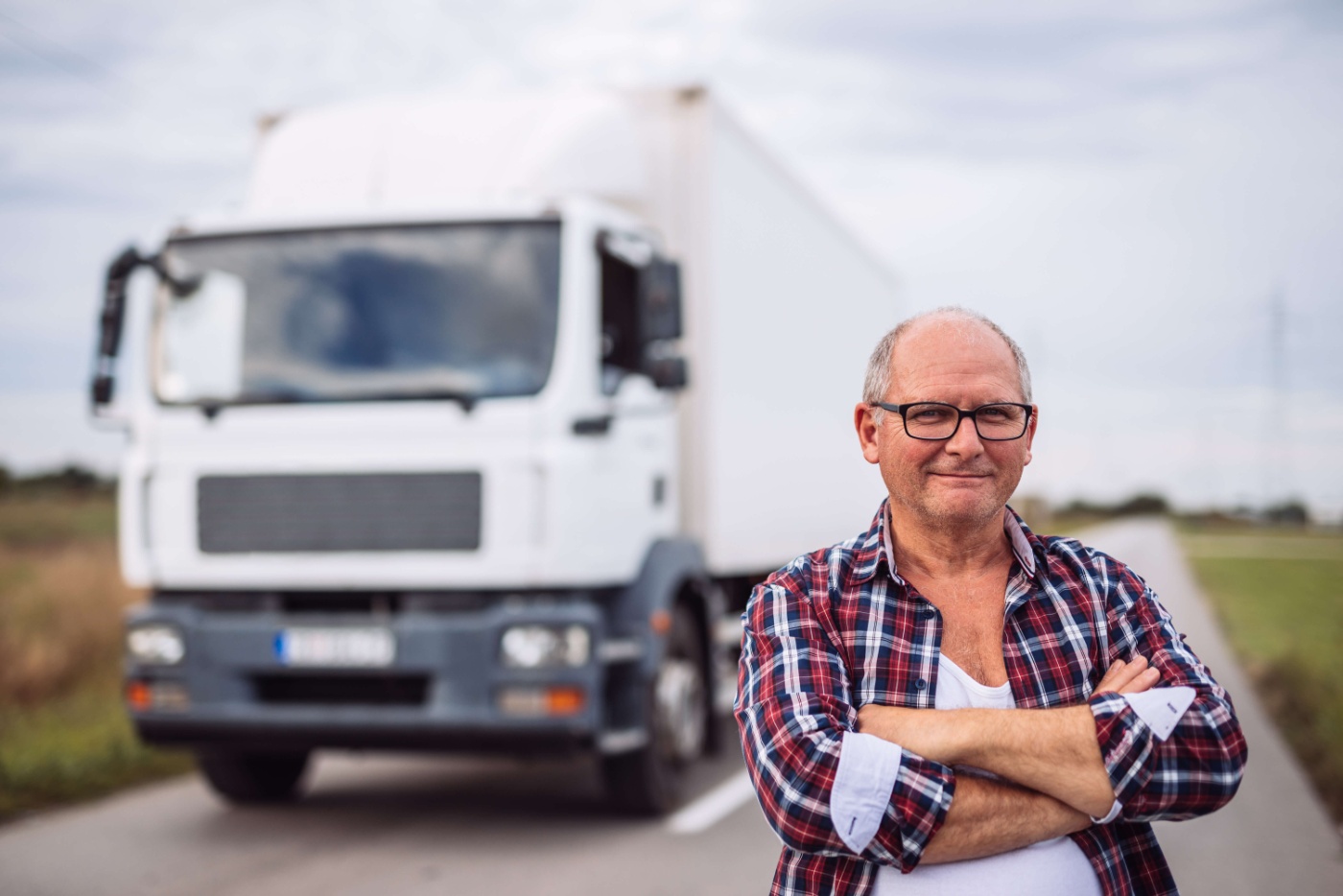 Fahrer vor einem Lkw