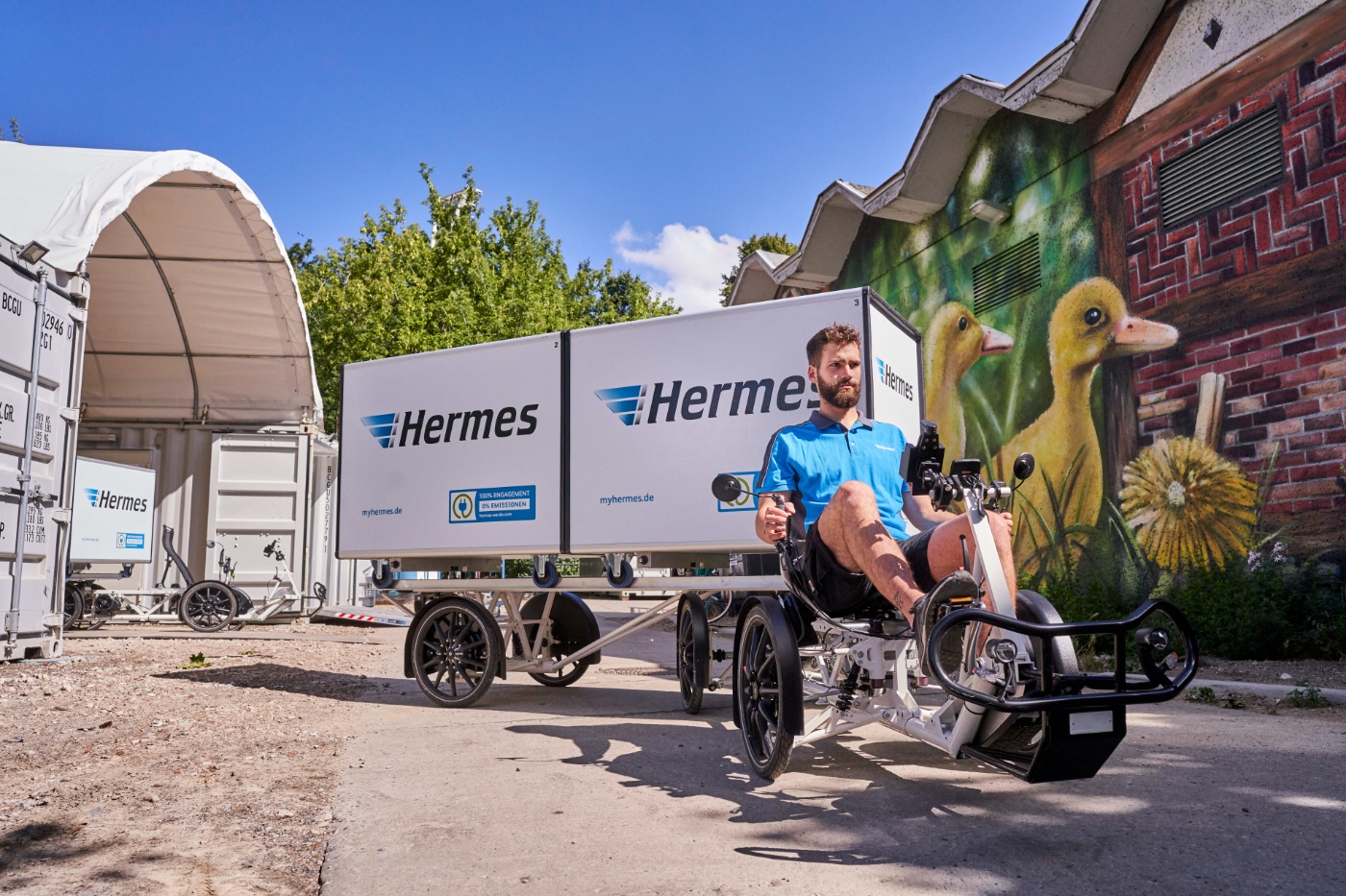 Ein Hermesbote mit Lastenrad
