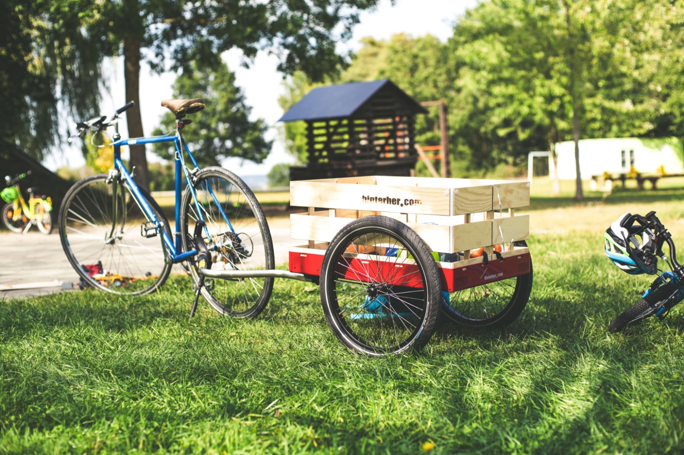 Rad mit Anhänger im Park