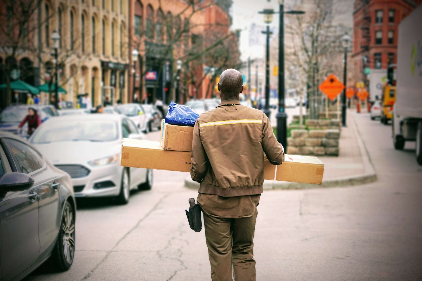 Ein Paketzusteller in der Innenstadt