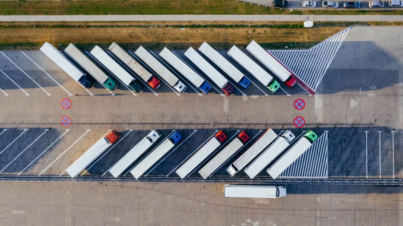 Lkw auf einem Parkplatz von oben