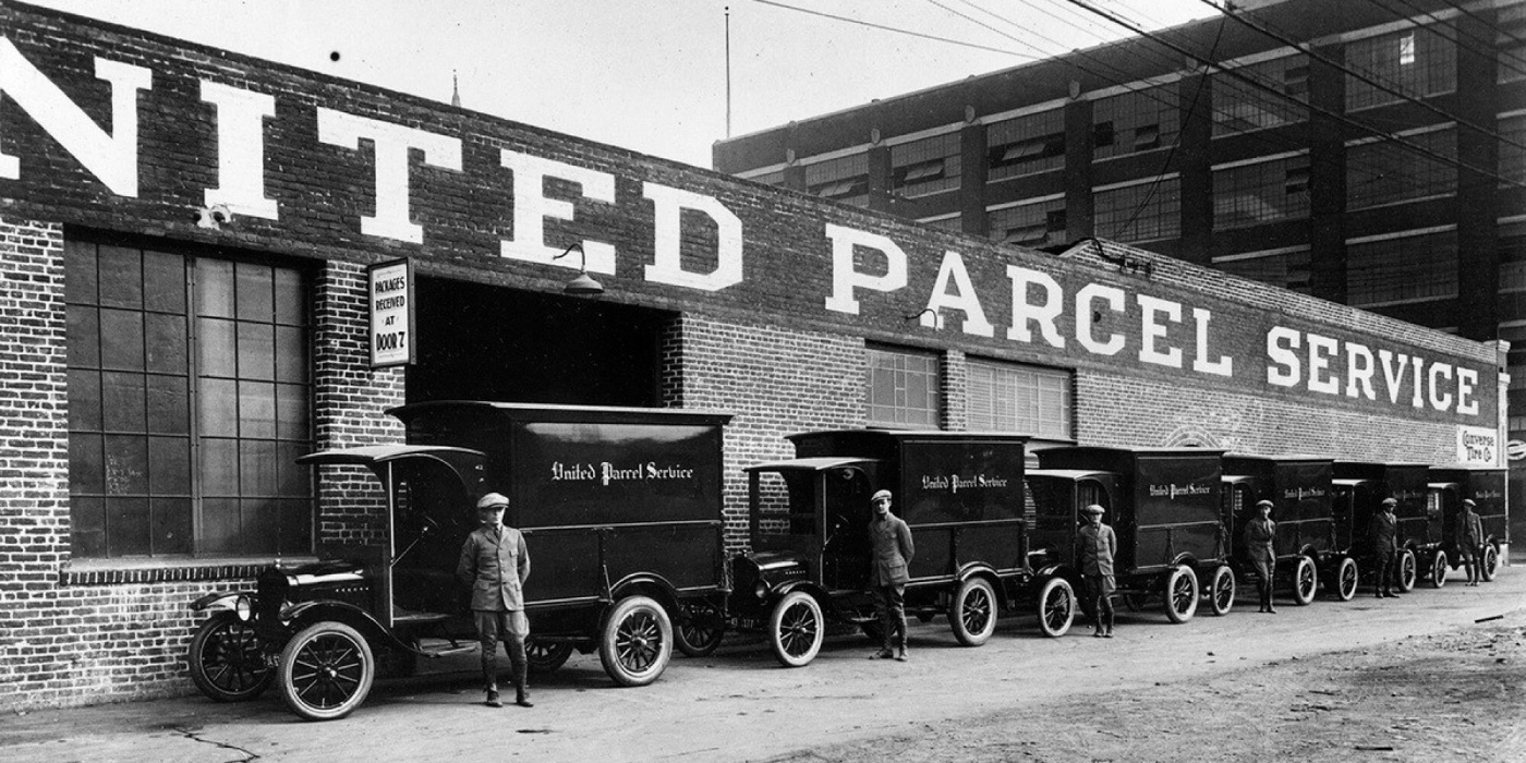 Alte Lieferwagen vor einer Fabrik