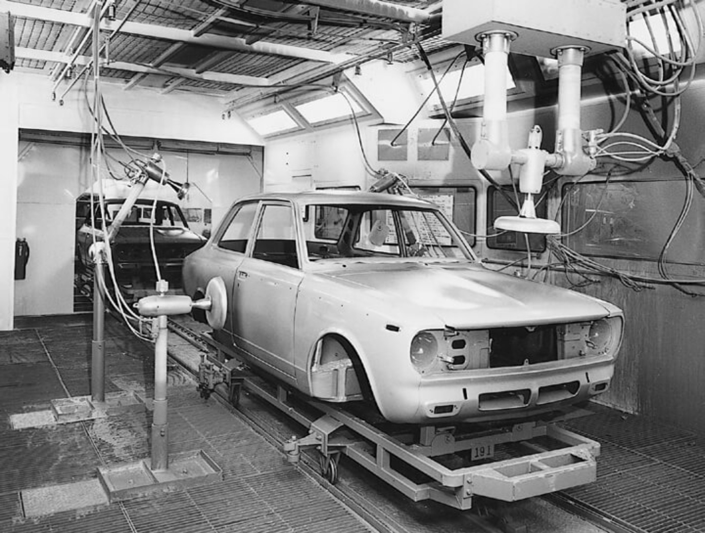 Produktionshalle von Toyota mit Autokarosserie