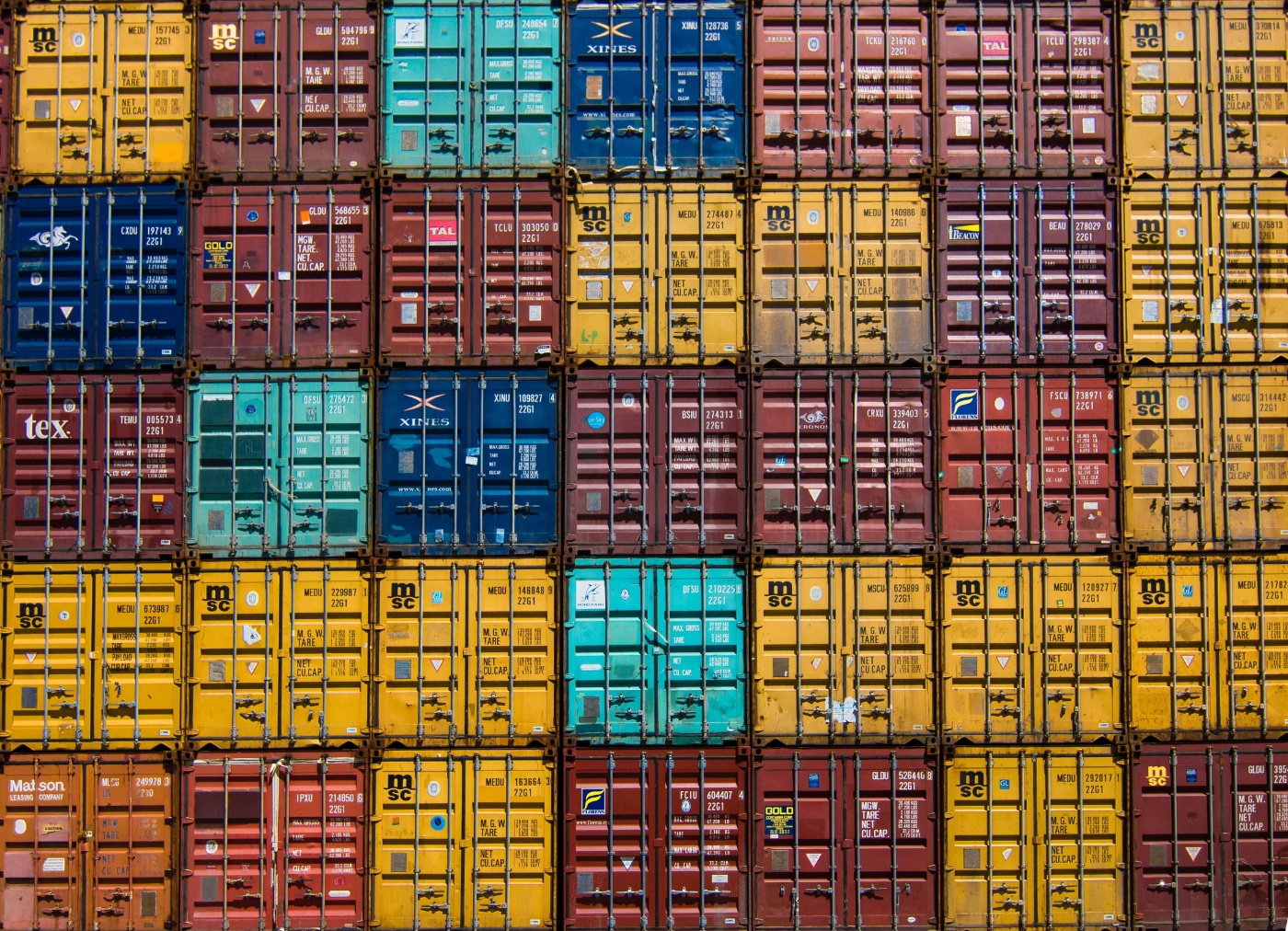 Gestapelte Frachtcontainer im Hafen