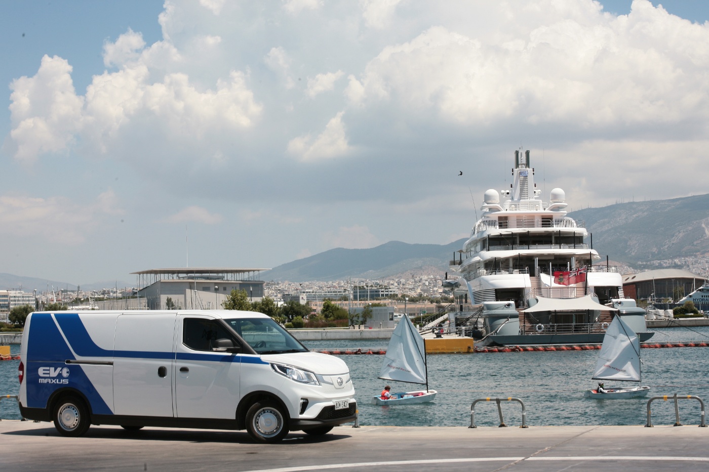 Elektrotransporter vor einem Hafen
