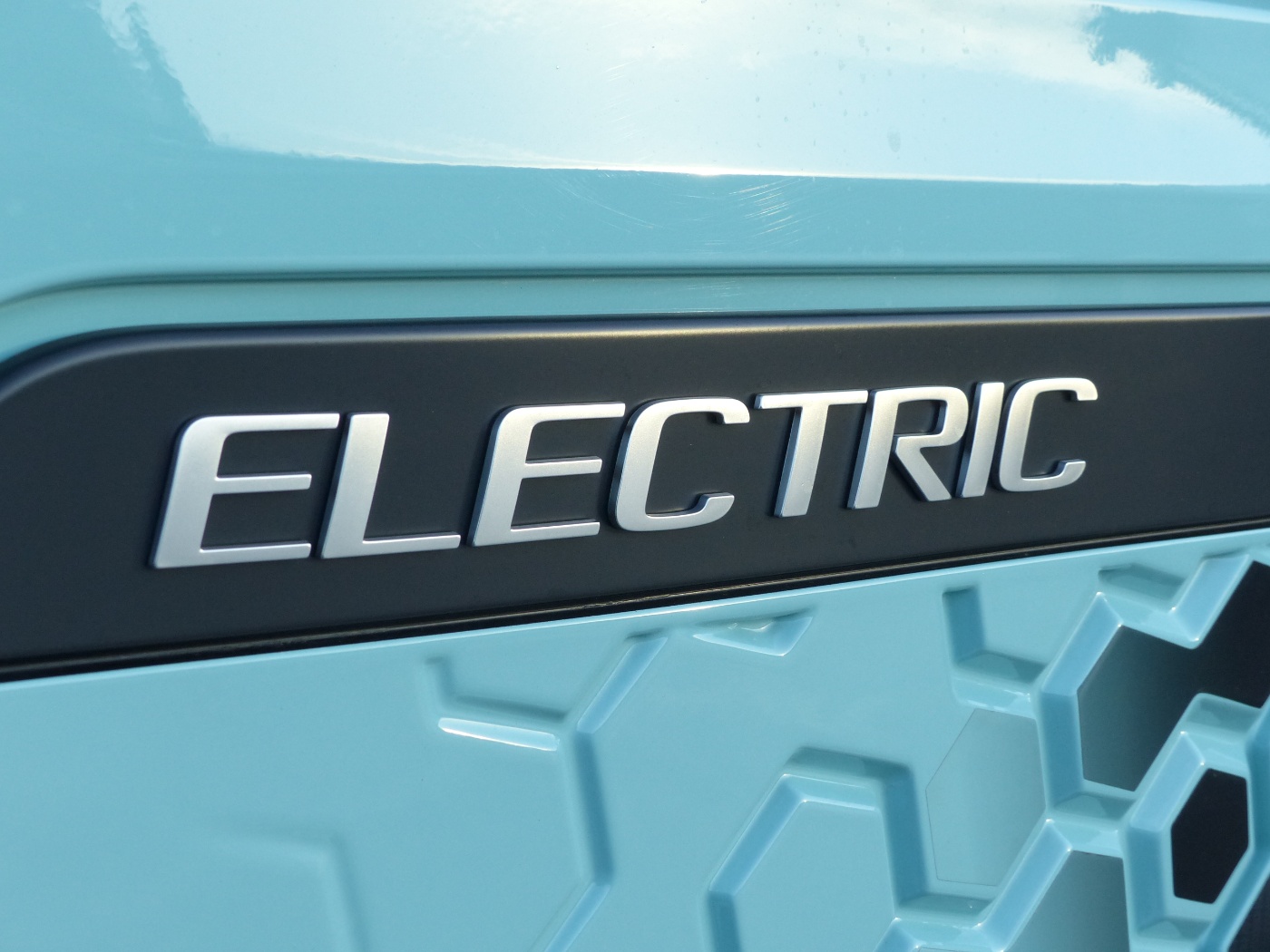 Nahaufnahme eines Autos mit dem Schriftzug "Electric"