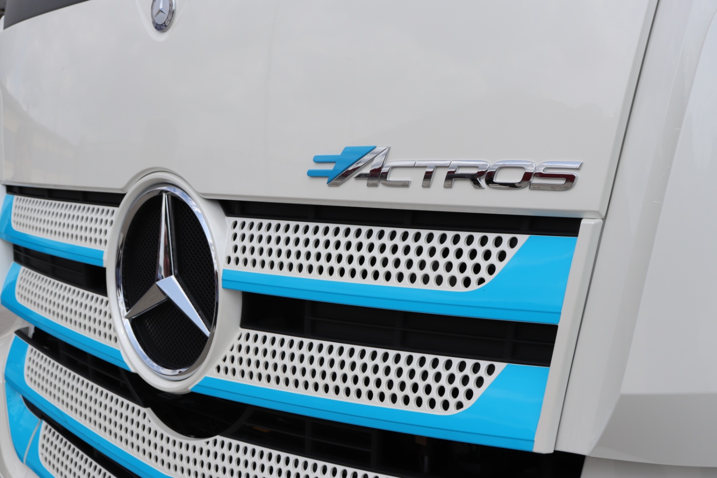 Kühlergrill des Mercedes eActros in Nahaufnahme
