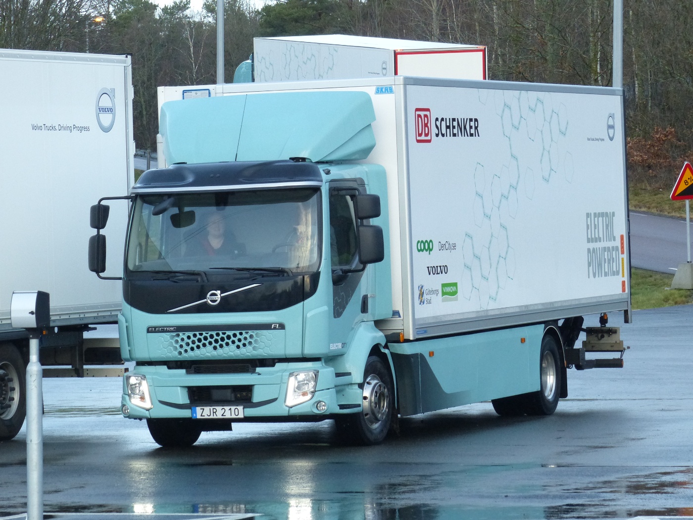 Lkw von DB Schenker auf einem Parkplatz
