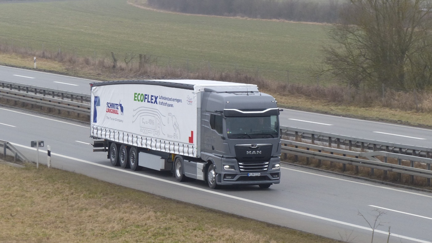 Ein Lkw auf der Autobahn