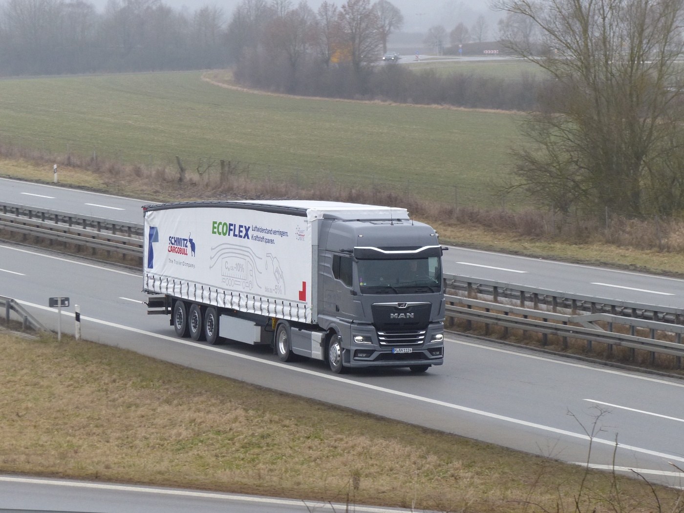 Ein Lkw auf der Autobahn