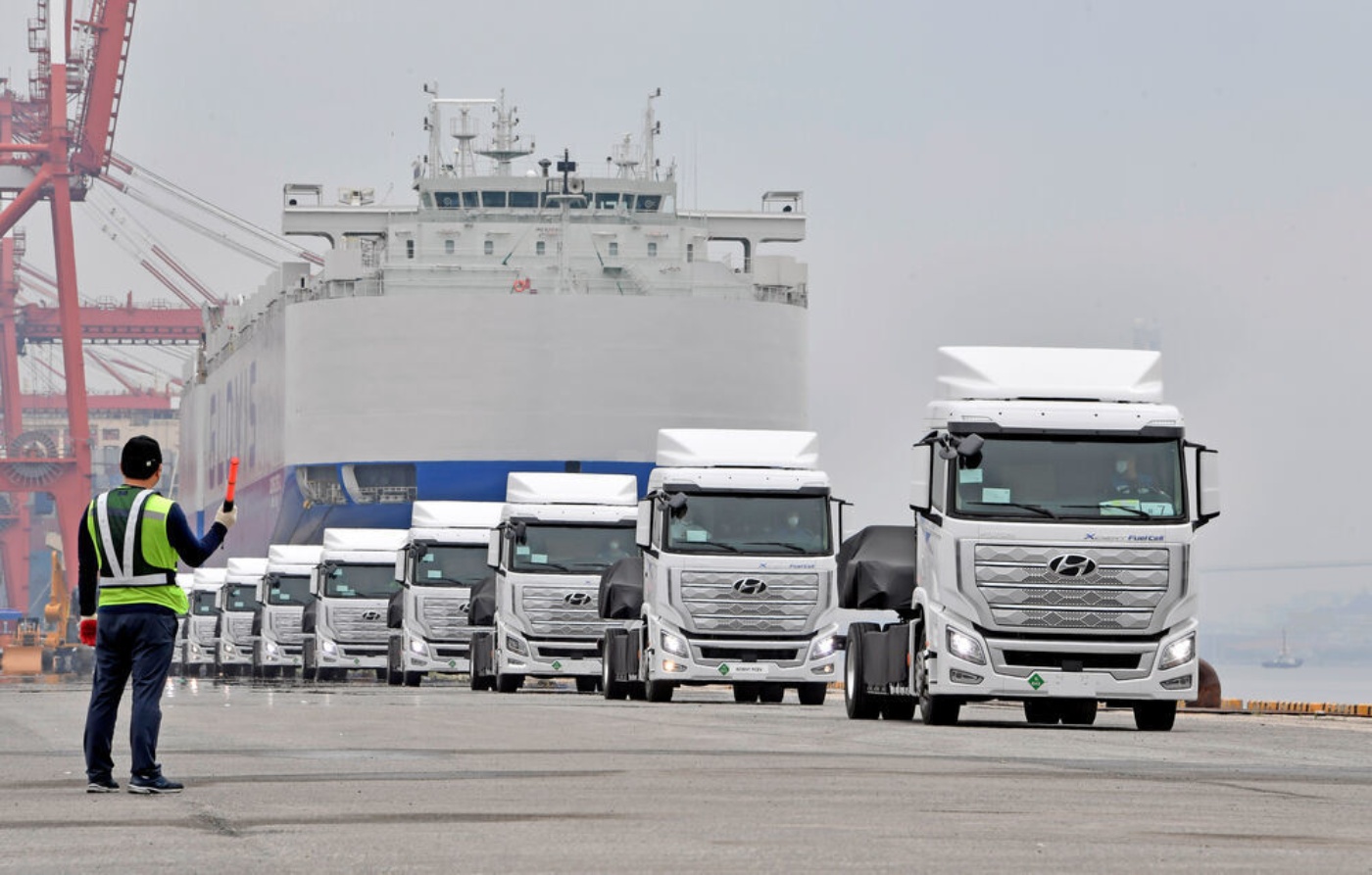 Lkw-Flotte am Hafen