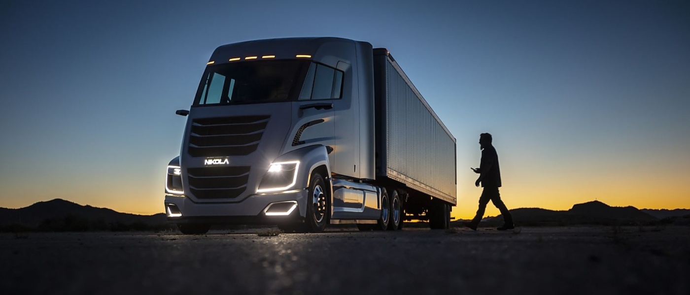 Lkw in der Abenddämmerung