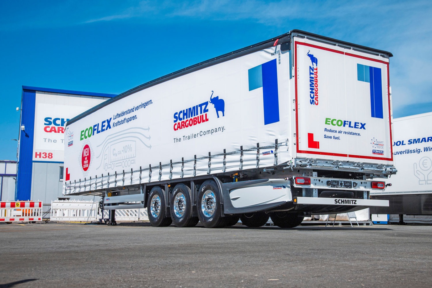 Curtain sider S.CS EcoFLEX was aerodynamically optimized, thereby reducing fuel consumption and CO2 emissions. Photo: Schmitz Cargobull