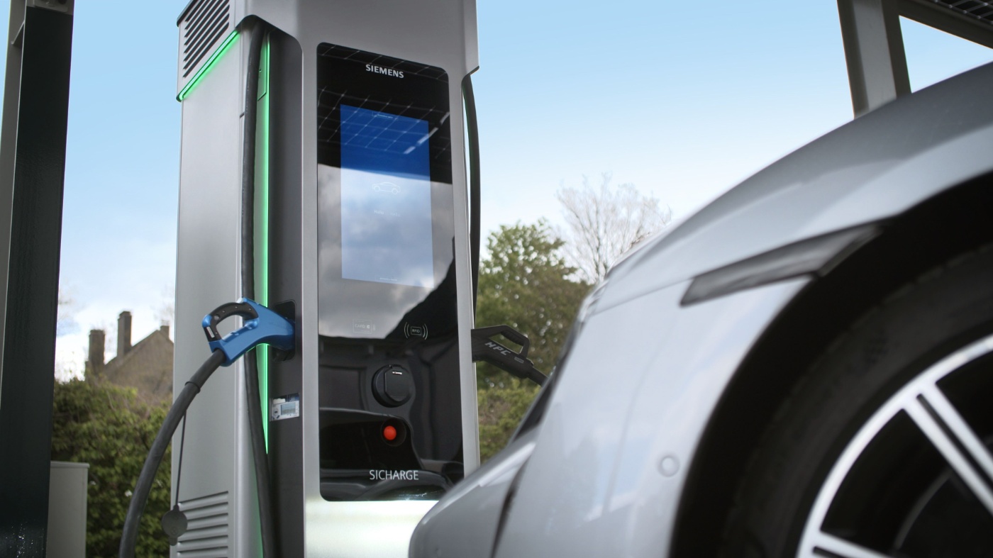 Quick-charging column SICHARGE D for small and large commercial vehicles from Siemens. Photo: Siemens