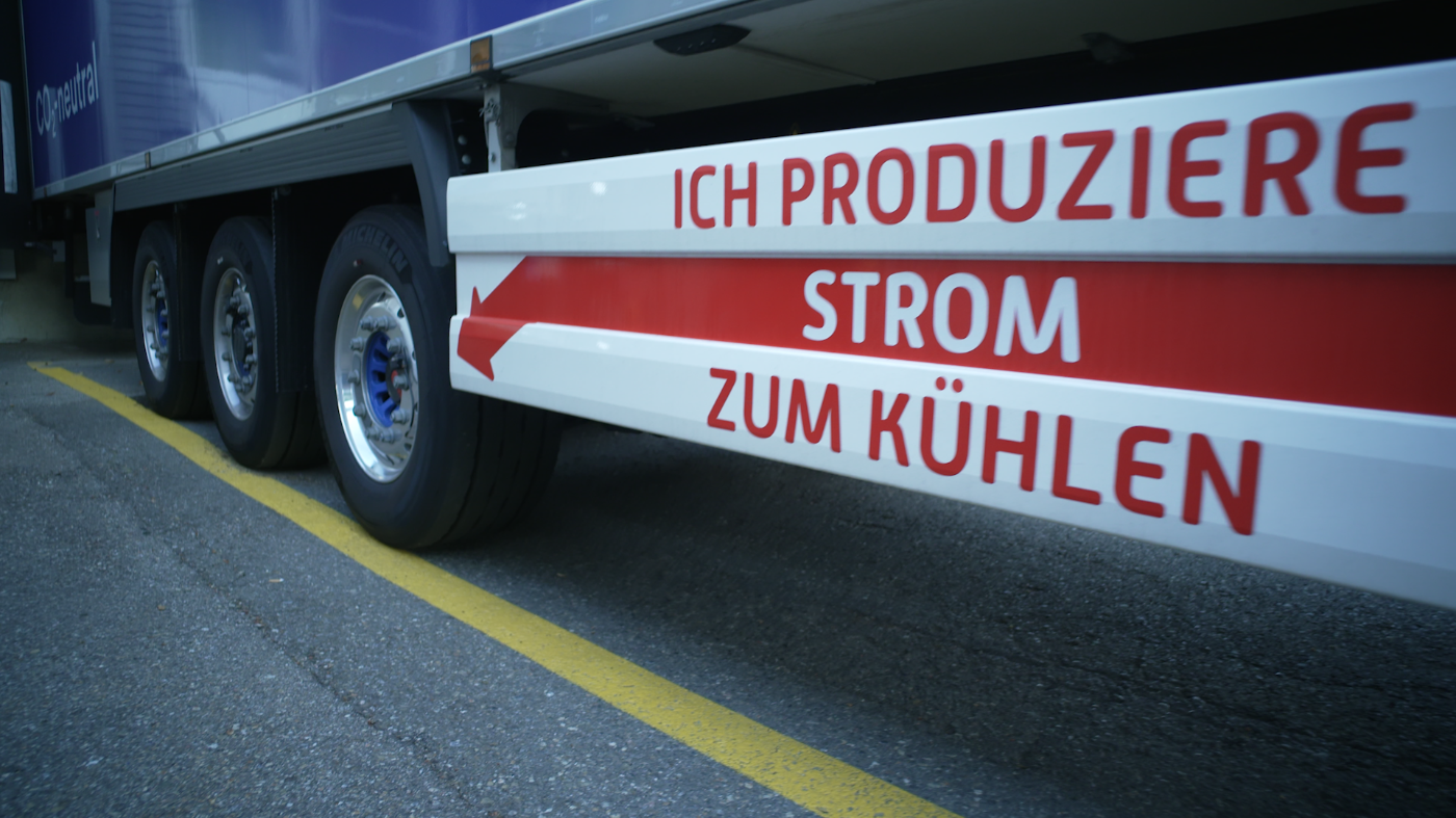 Der Schweizer Milchprodukthersteller Emmi verweist an seinen Trailern auf die clevere Energienutzung mit der SAF TRAKr. Bild: SAF