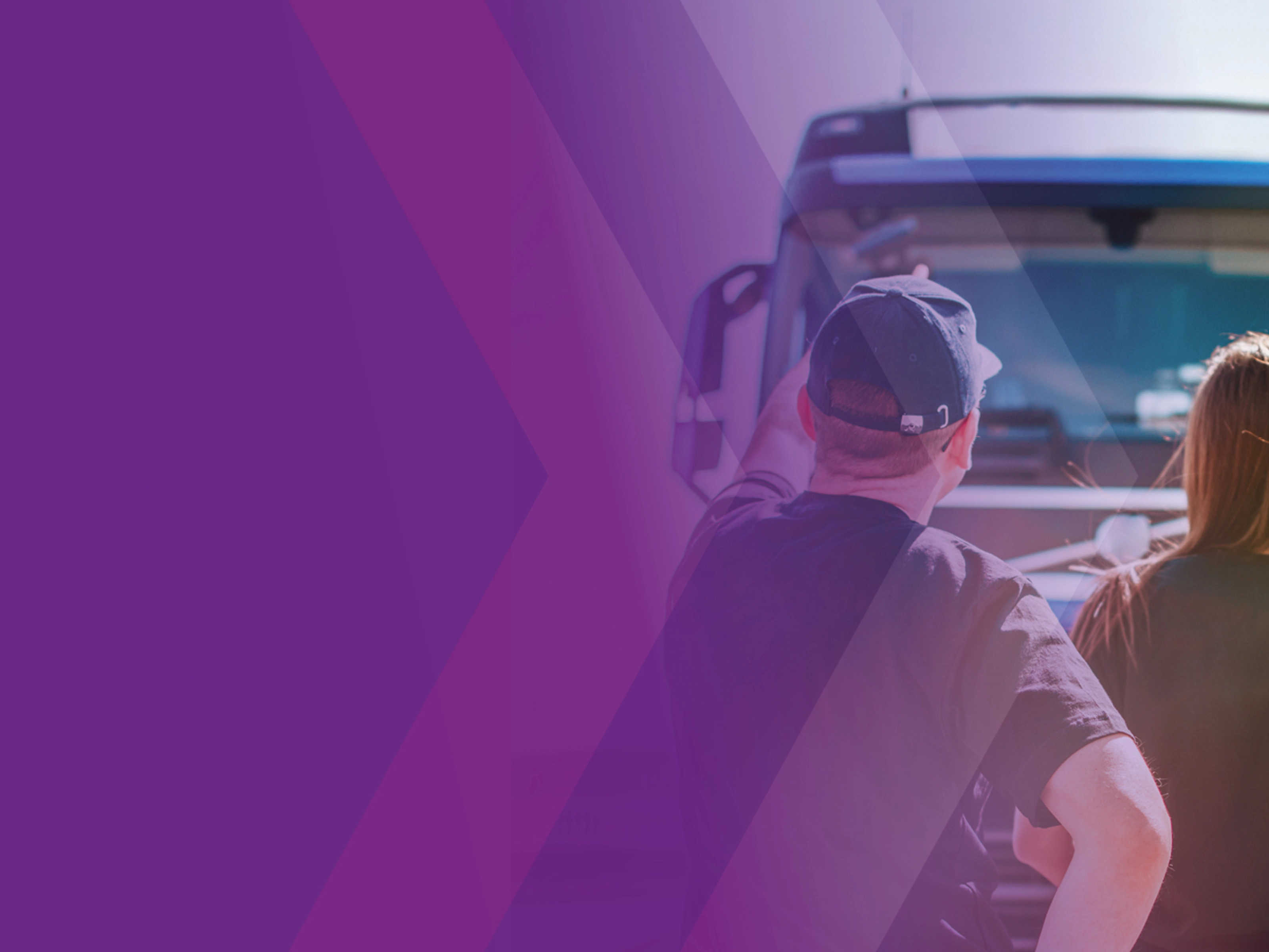 Zwei Personen stehen vor einem Lkw, teilweise von violettem Overlay überlagert.