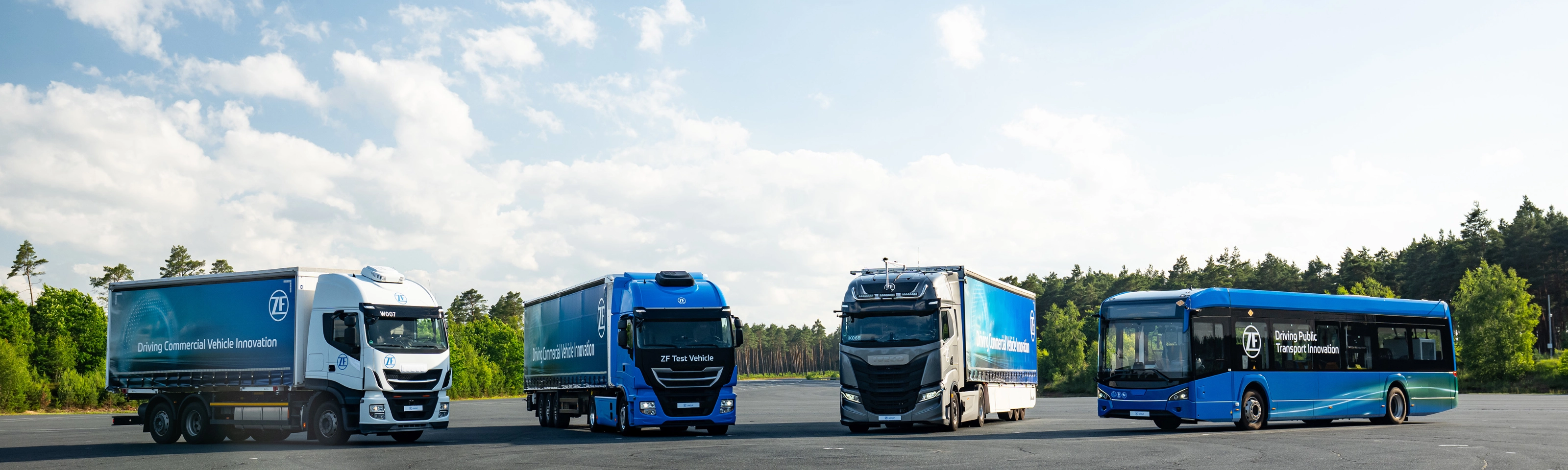 ZF-Testfahrzeuge und ein Bus auf einem Testgelände für Transportinnovation.