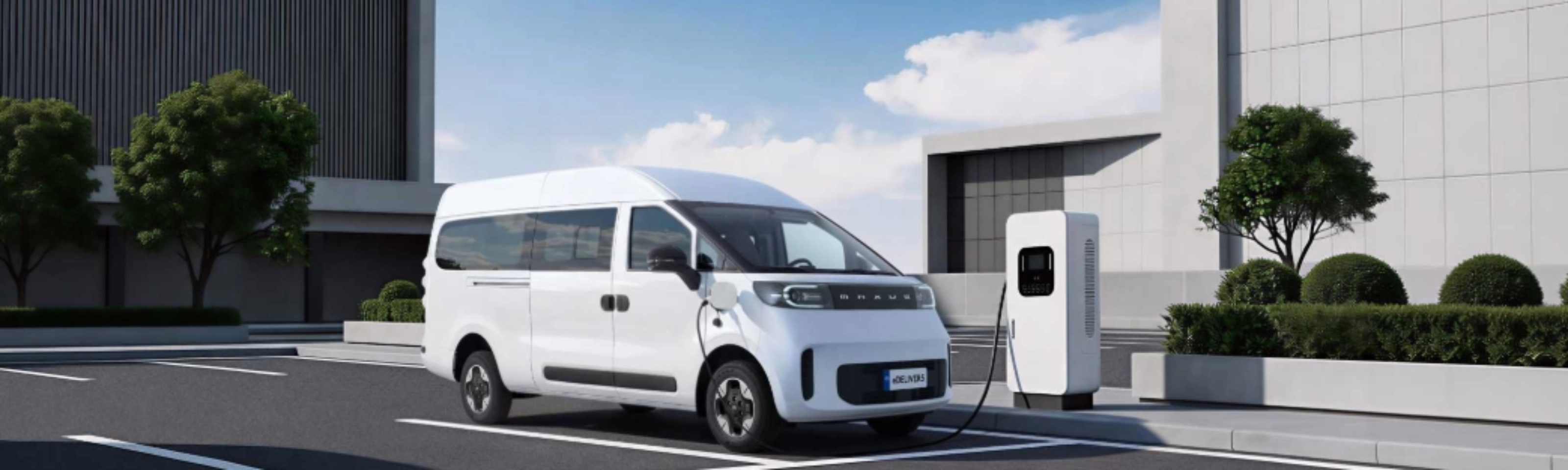 Weißer MAXUS Elektrotransporter beim Laden an einer Ladestation.