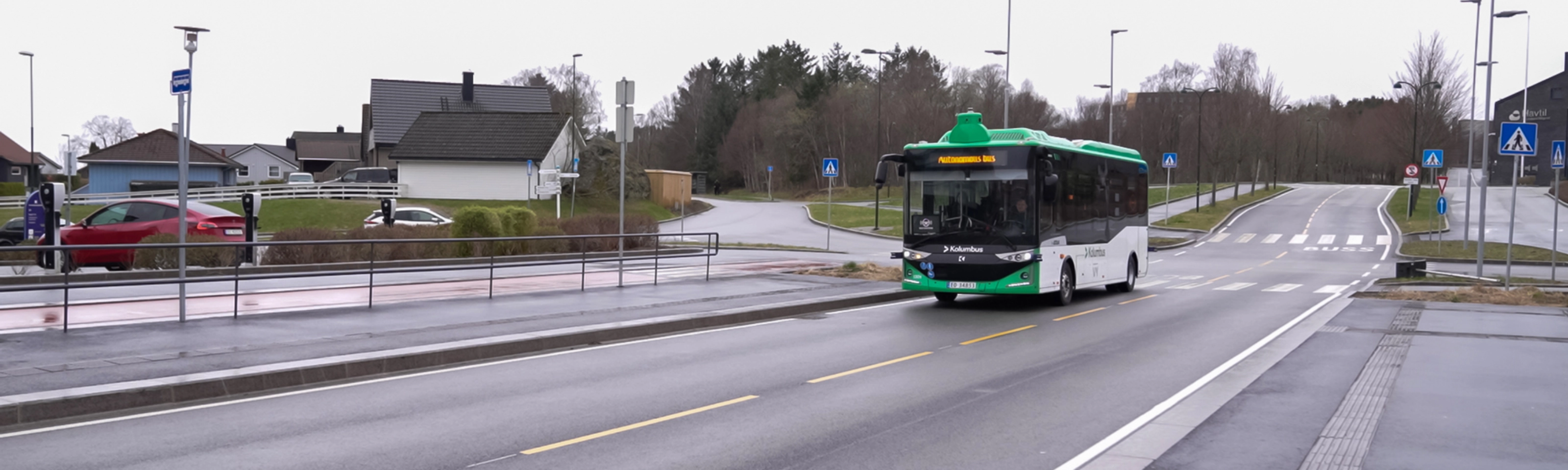 Autonomer Elektrobus fährt auf einer Stadtstraße.