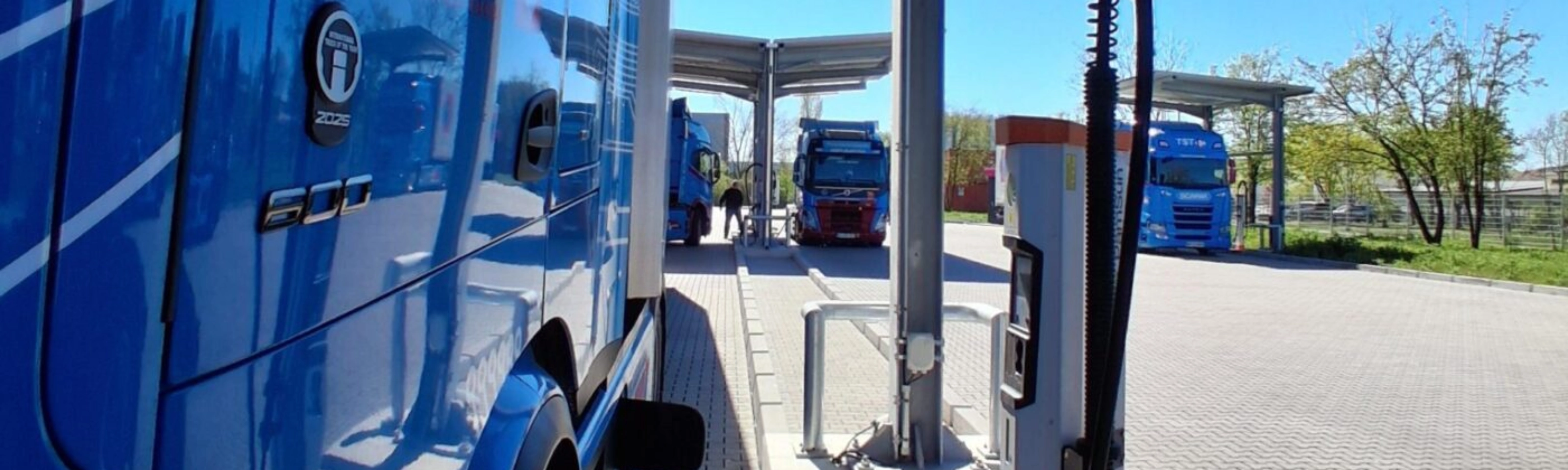 Elektro-Lkw lädt an einer Ladestation für Nutzfahrzeuge.