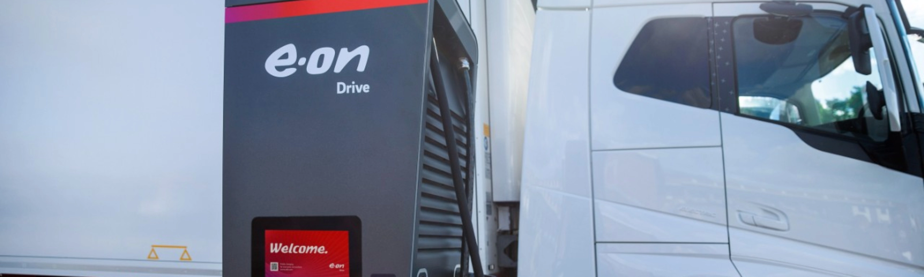 E.ON Drive Ladesäule lädt einen elektrischen Lkw.