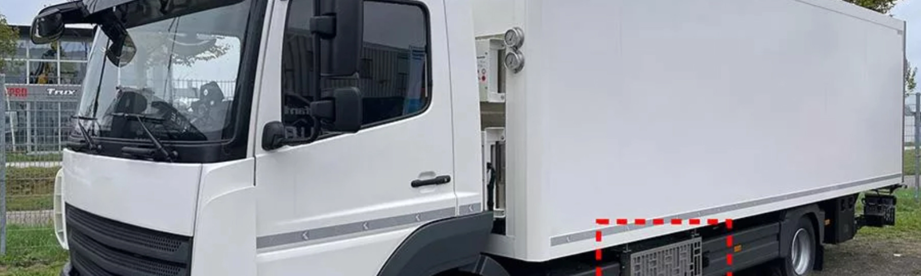 Weißer Mitsubishi Heavy Industries Koffer-Lkw mit seitlich montierten TEU-Boxen.