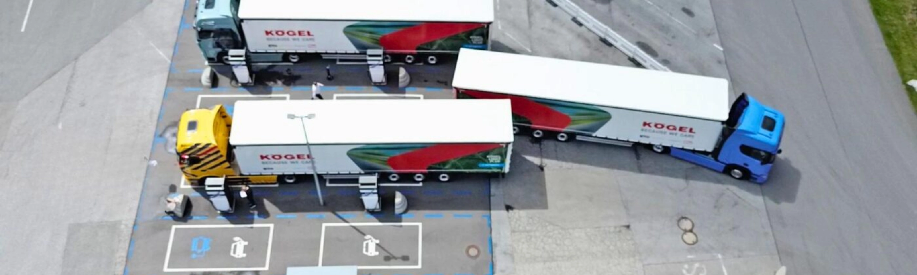 Luftaufnahme von drei Lkw auf einem Logistikgelände.