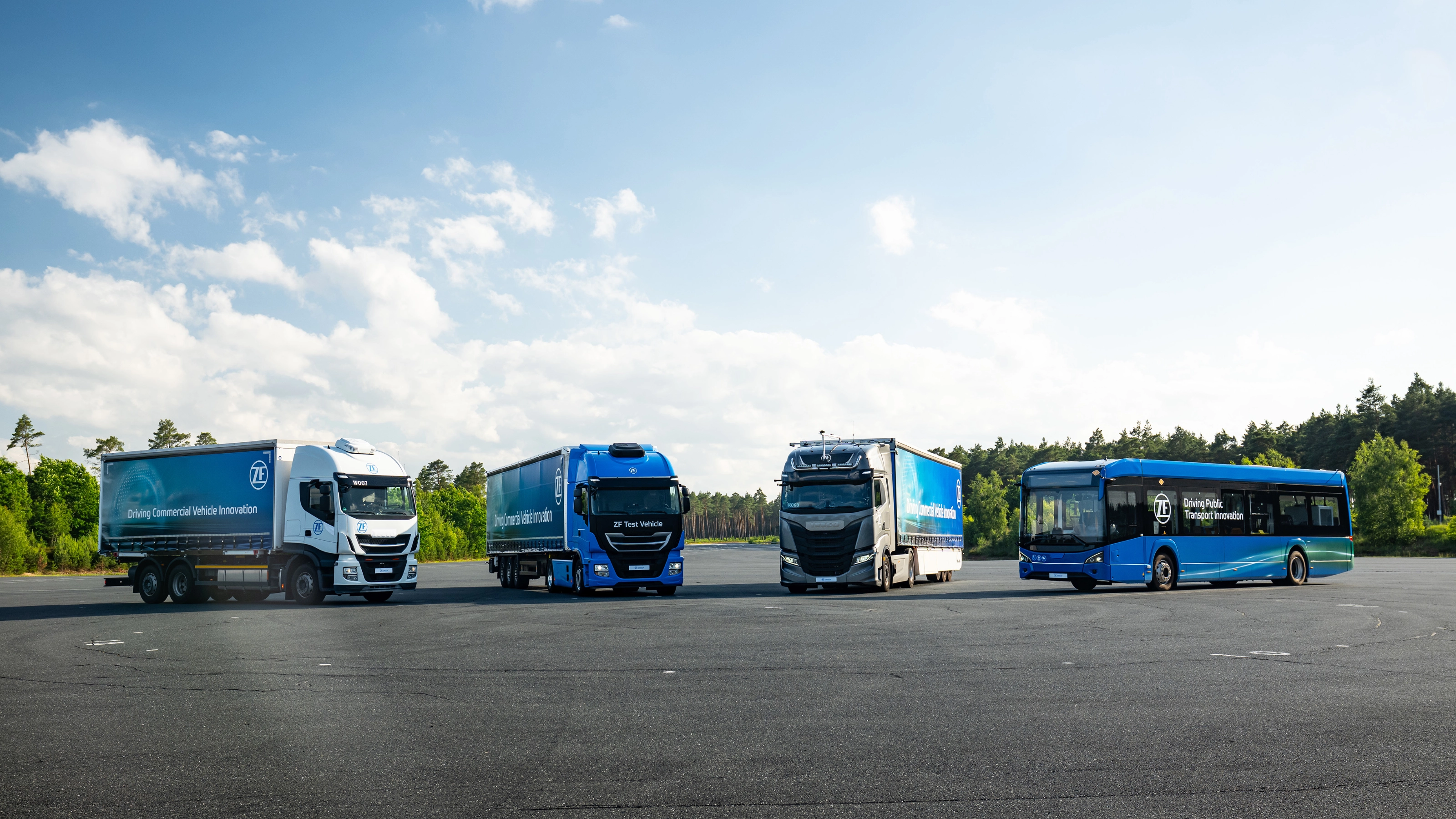 ZF-Testfahrzeuge und ein Bus auf einem Testgelände für Transportinnovation.