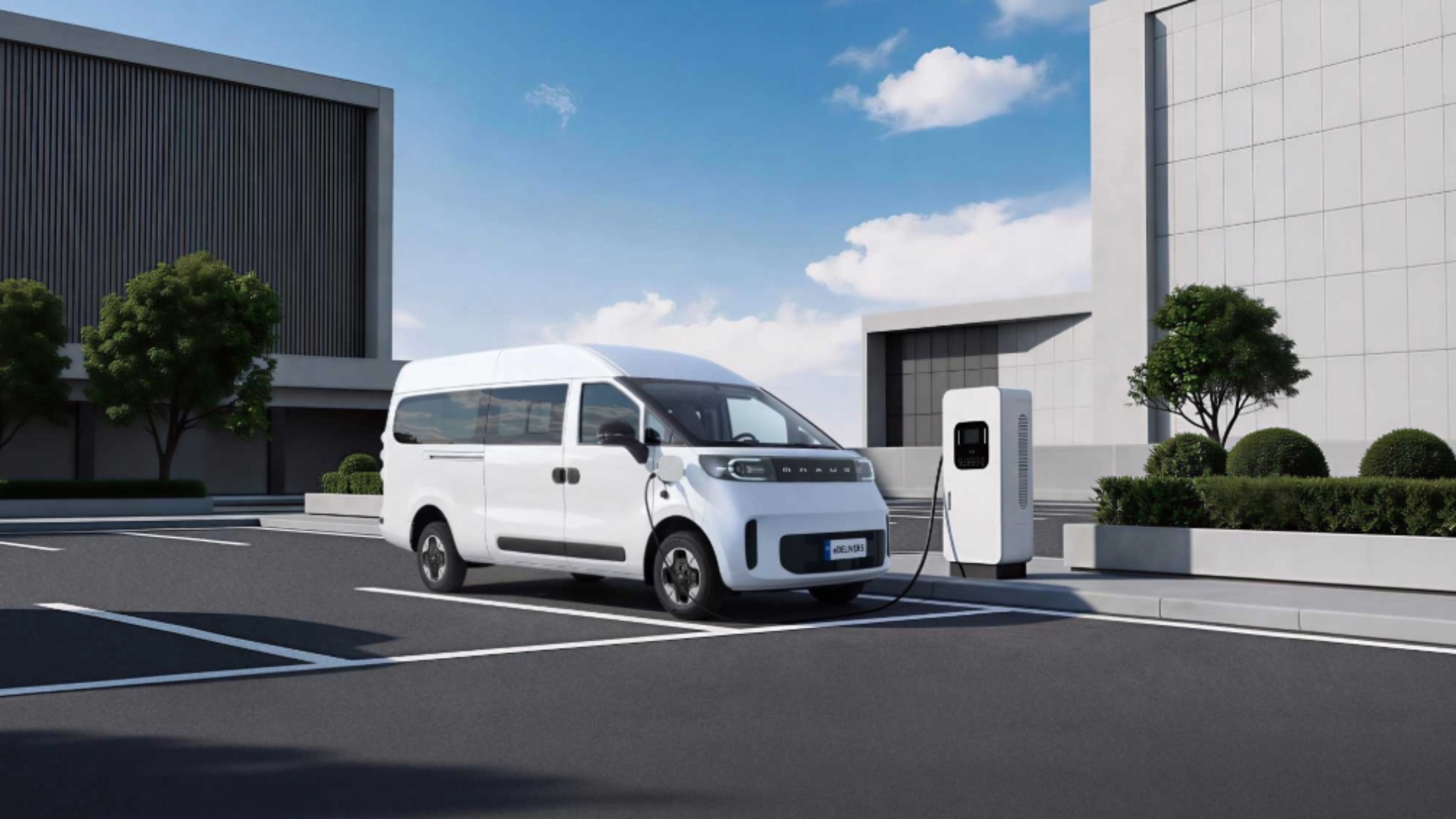 Weißer MAXUS Elektrotransporter beim Laden an einer Ladestation.