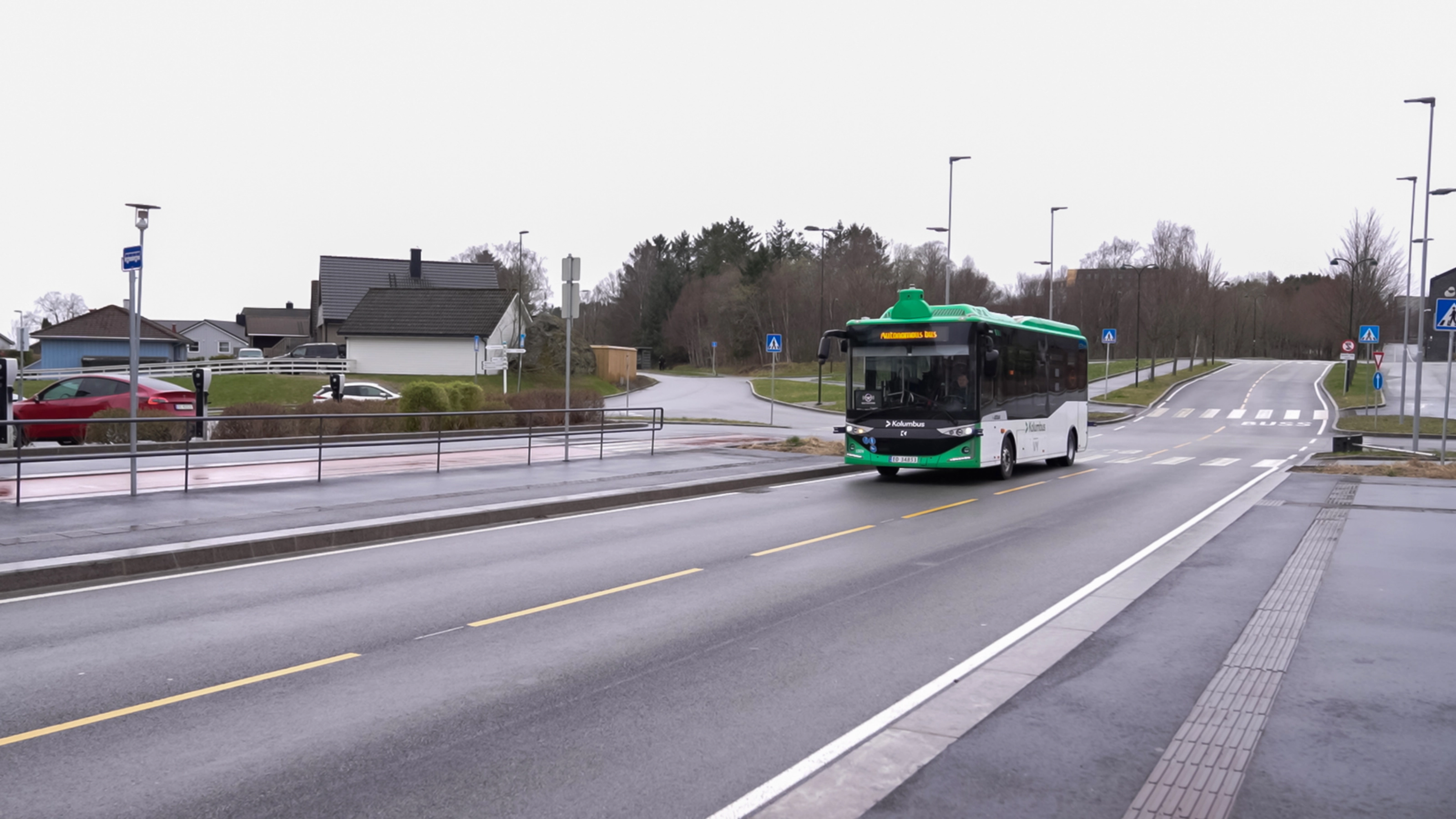 Autonomer Elektrobus fährt auf einer Stadtstraße.