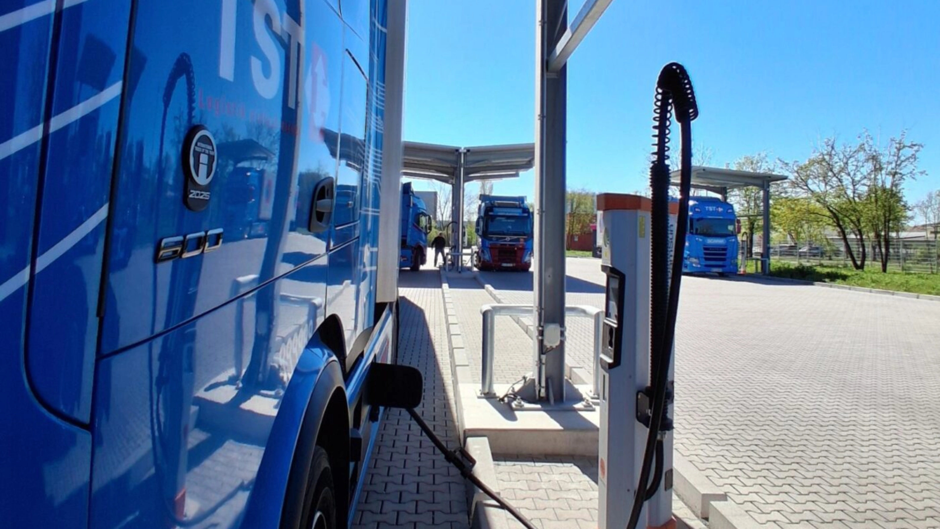 Elektro-Lkw lädt an einer Ladestation für Nutzfahrzeuge.