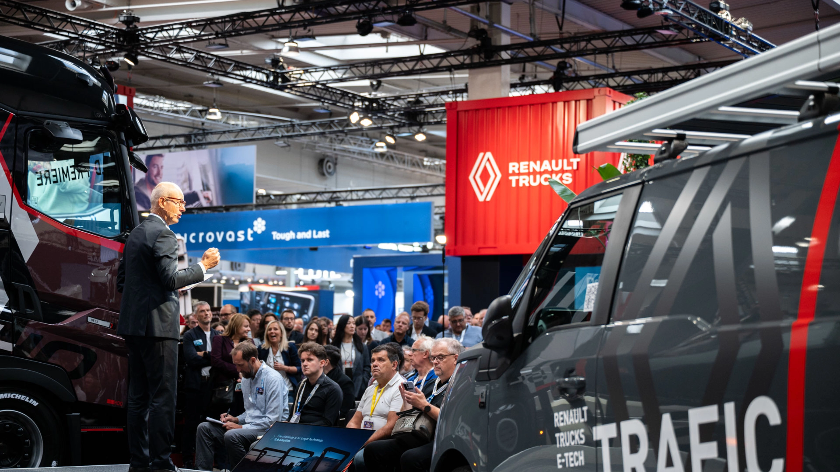 Nutzfahrzeuge und Besucher in einer gut besuchten Messehalle der IAA Transportation.