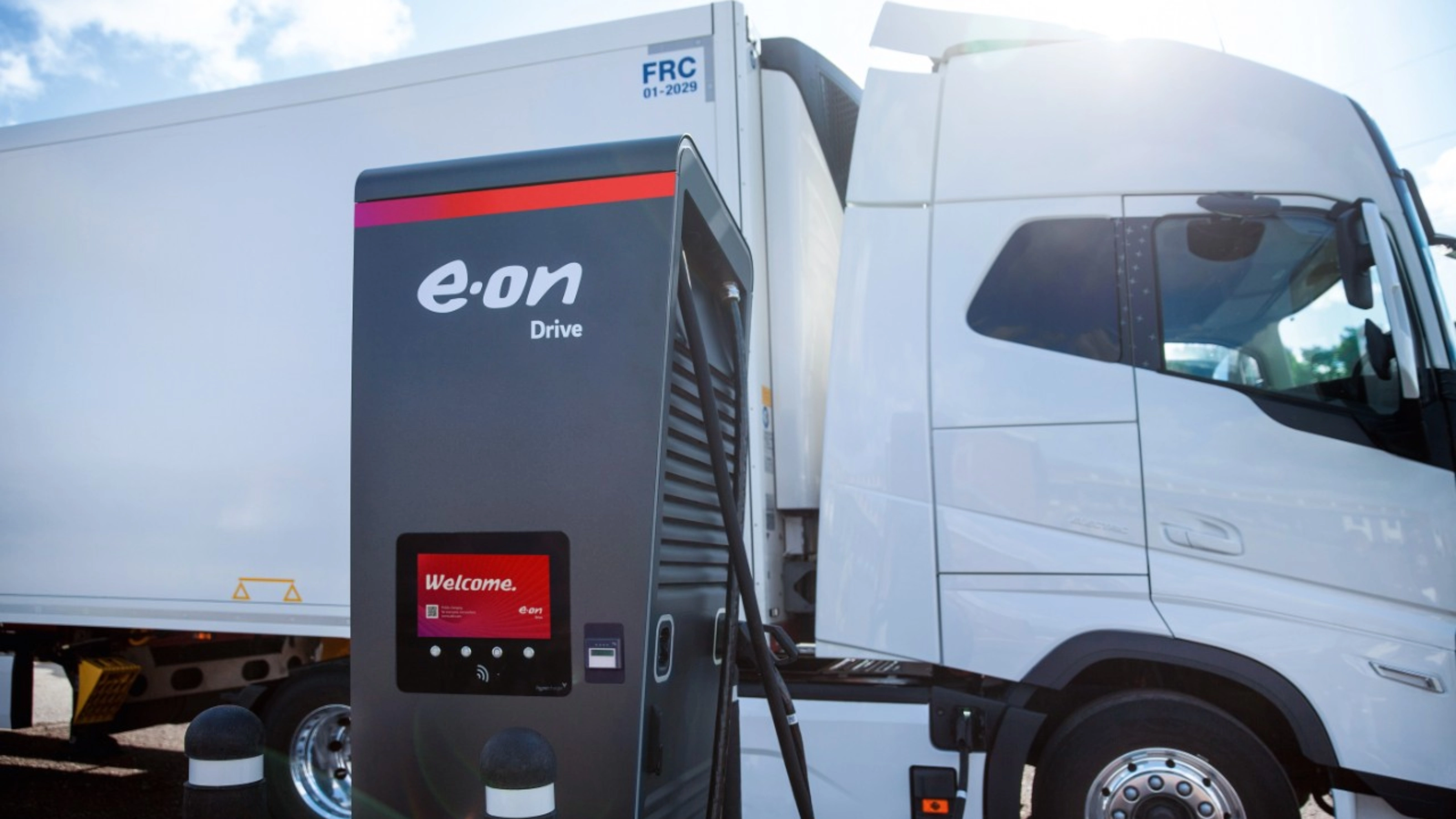 E.ON Drive Ladesäule lädt einen elektrischen Lkw.