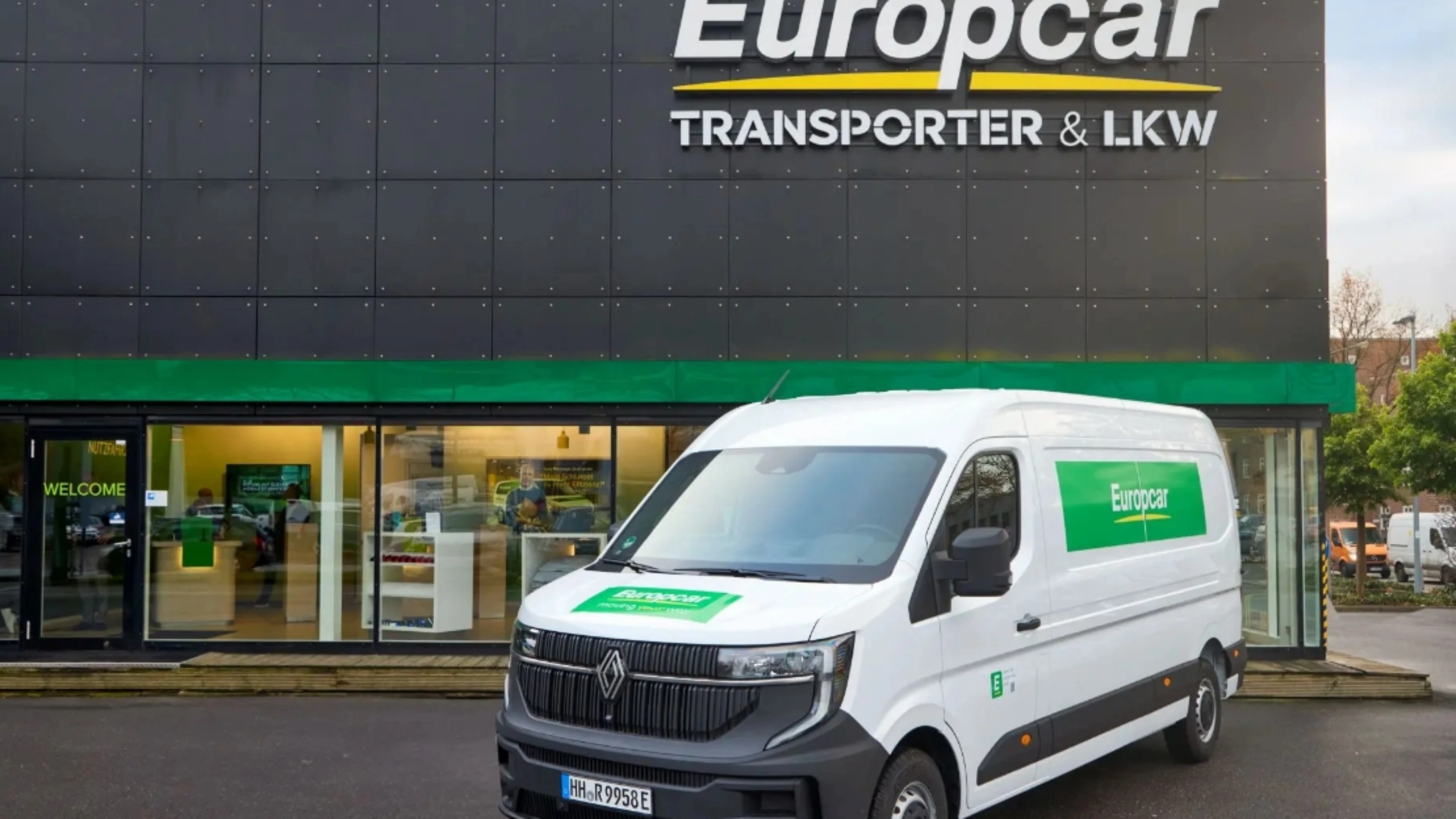 Elektro-Van von Europcar steht vor einem Europcar-Mietzentrum für Transporter und Lkw.