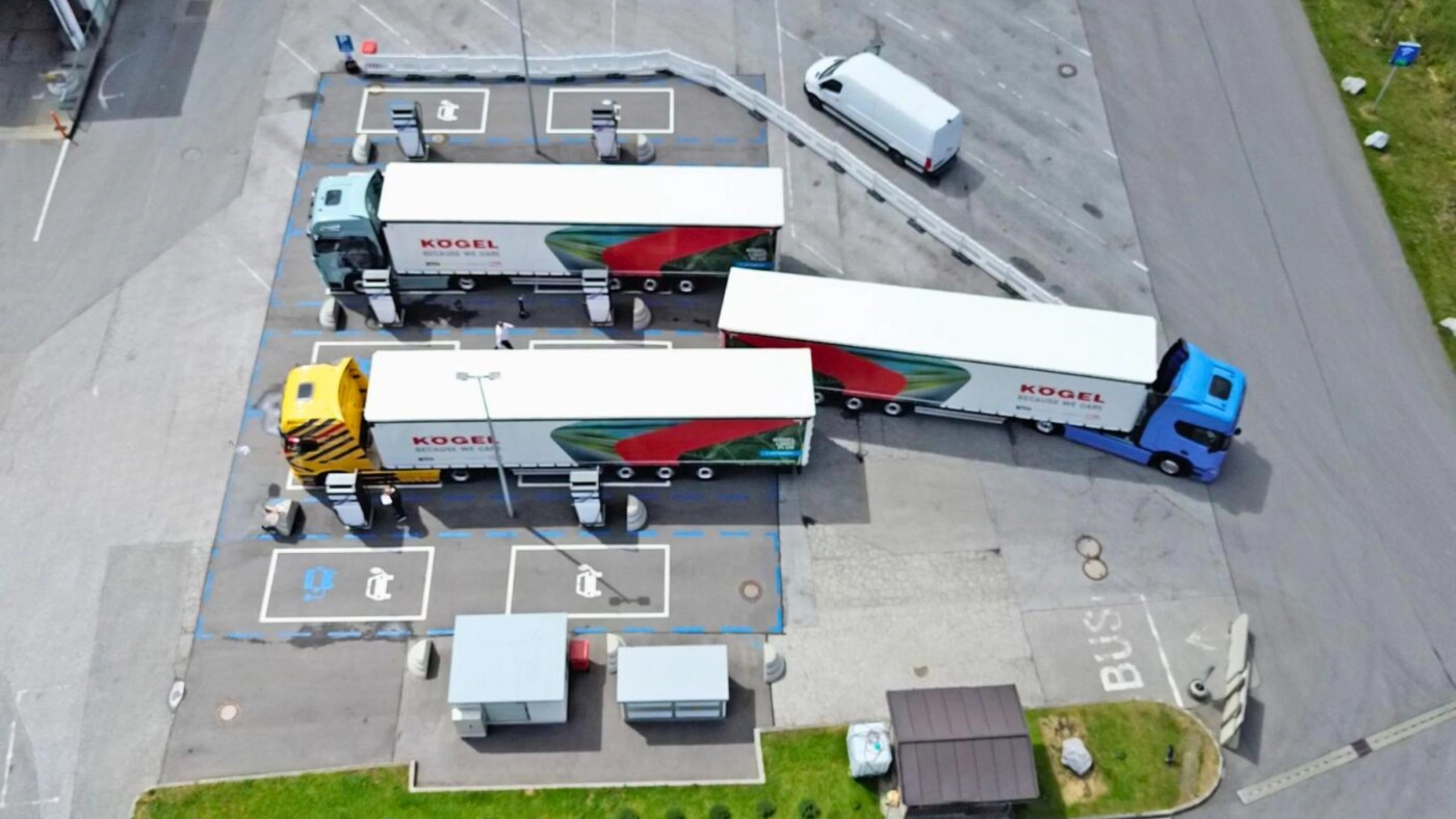 Luftaufnahme von drei Lkw auf einem Logistikgelände.