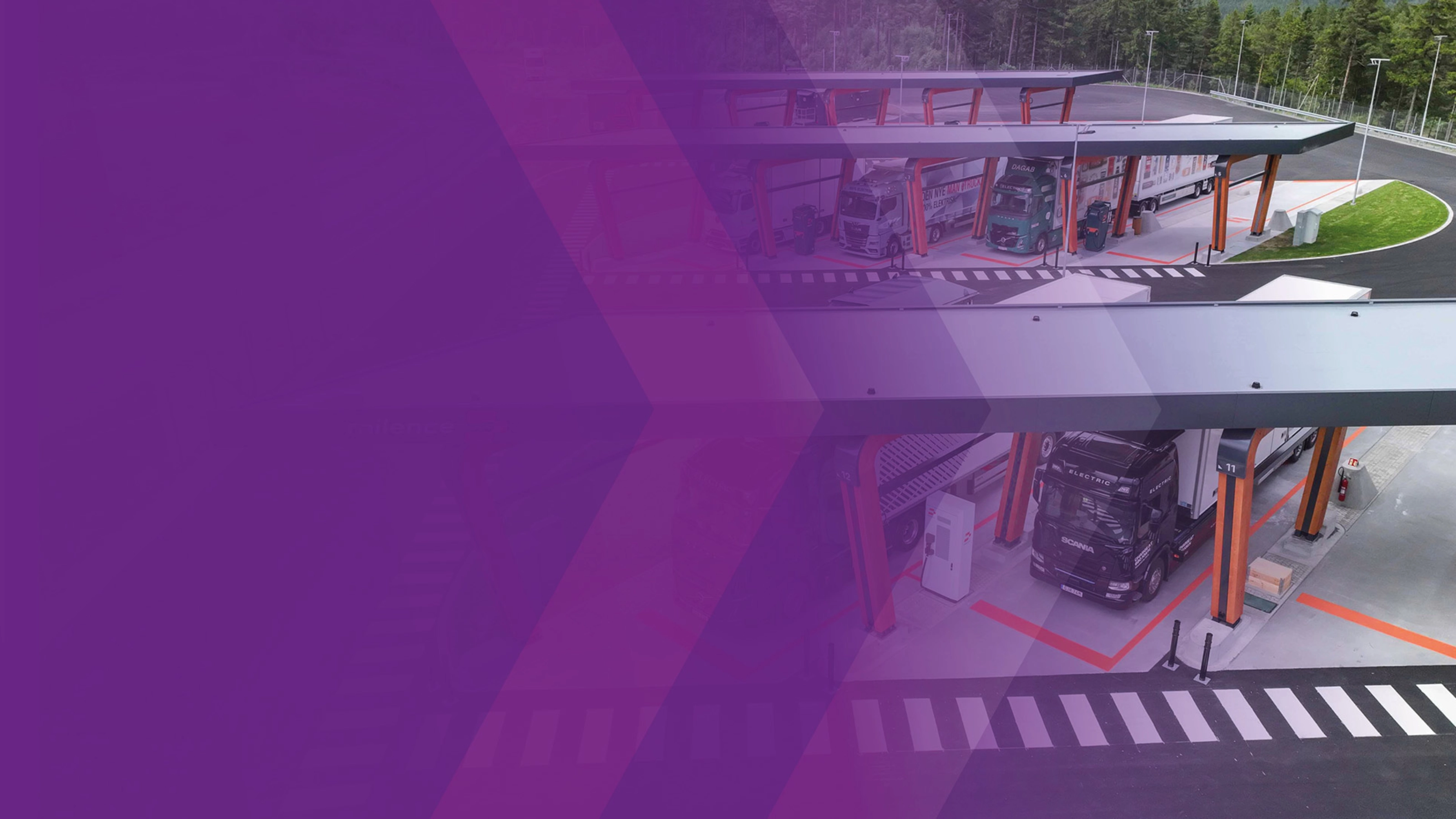 Elektro-Lkw beim Laden an einer Milence-Ladestation.