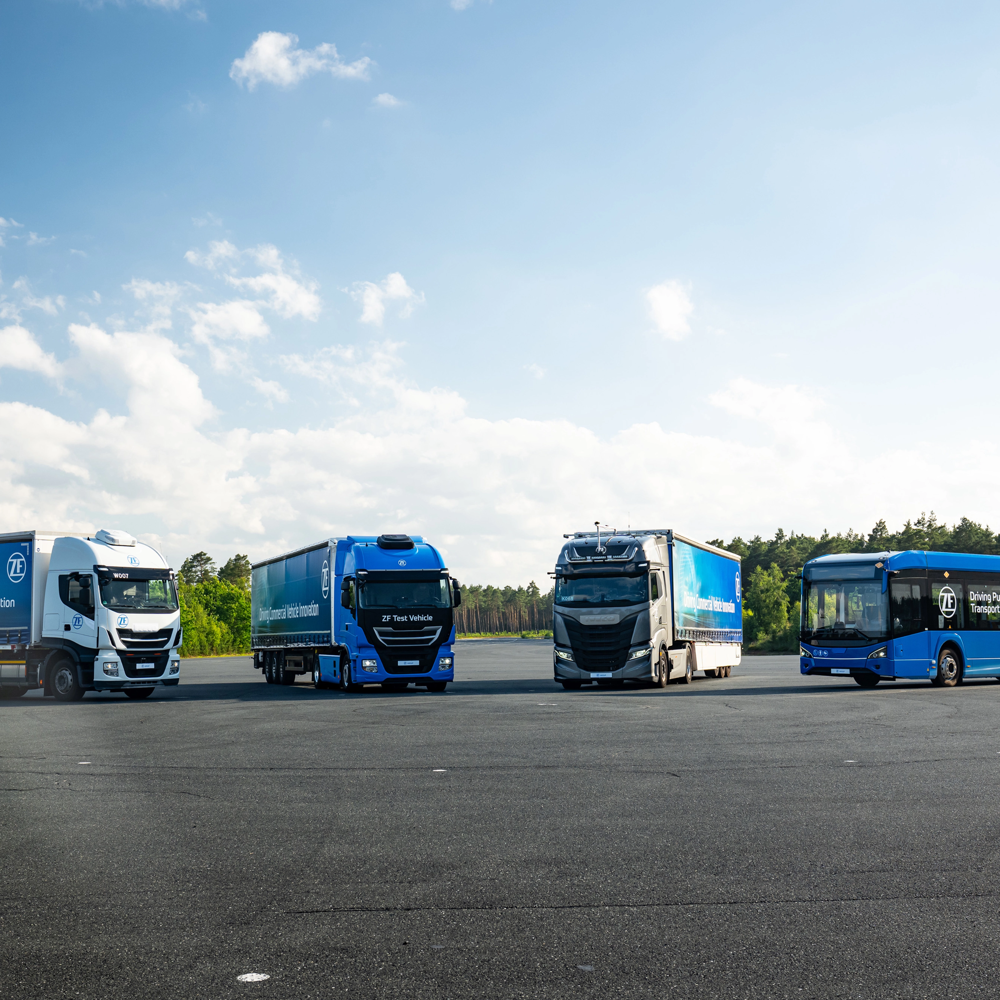 ZF-Testfahrzeuge und ein Bus auf einem Testgelände für Transportinnovation.