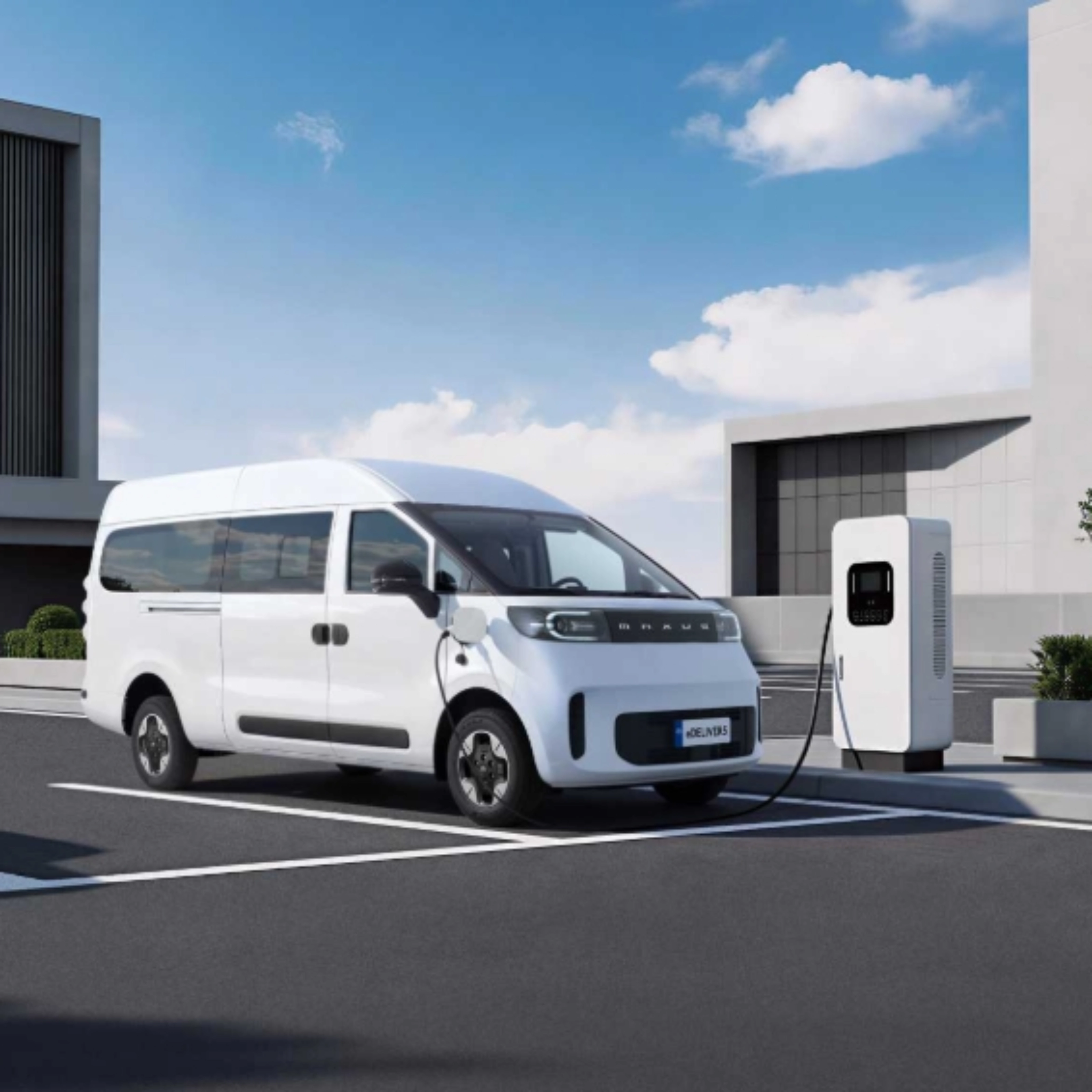 Weißer MAXUS Elektrotransporter beim Laden an einer Ladestation.