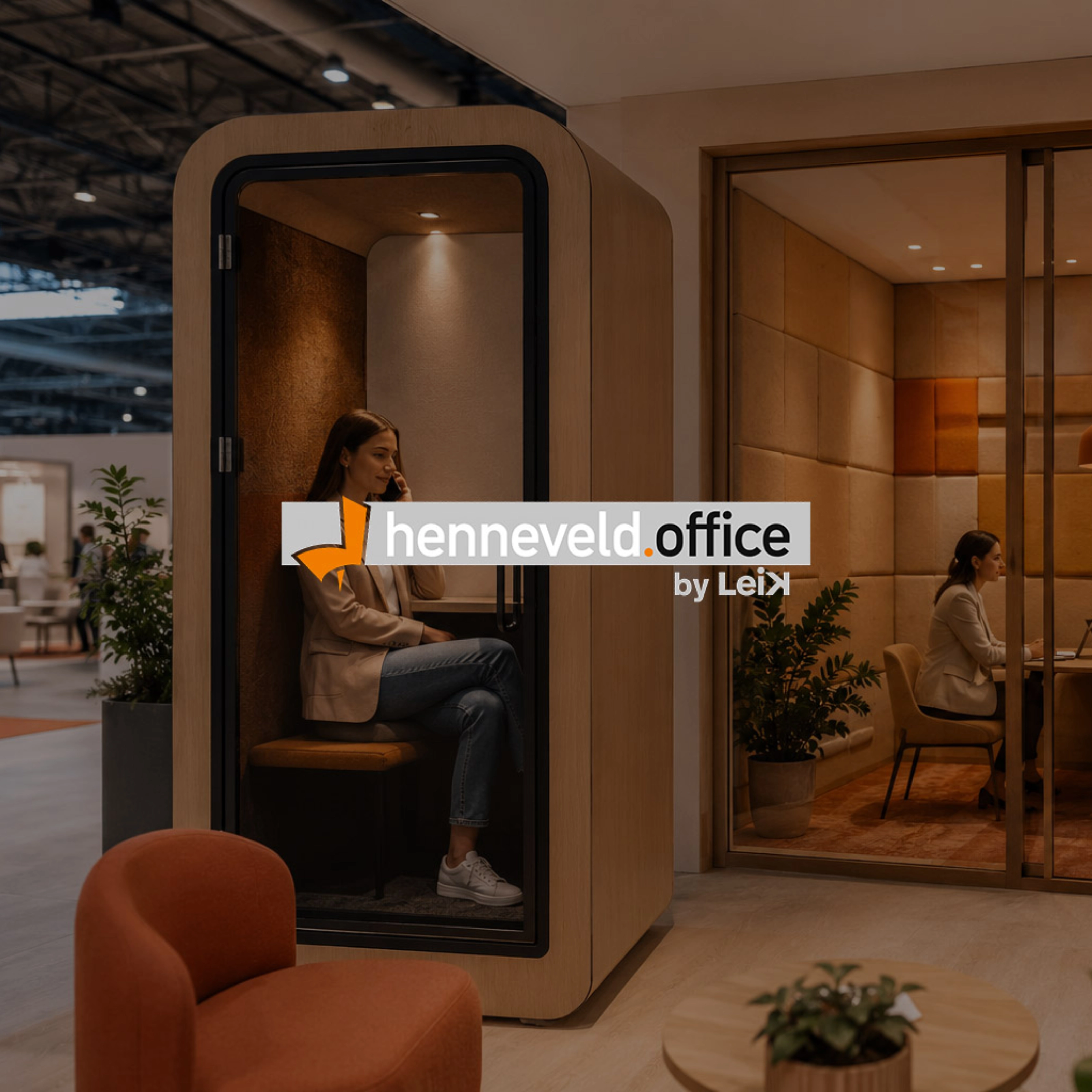 Frau telefoniert in einer privaten Bürobox von henneveld.office.