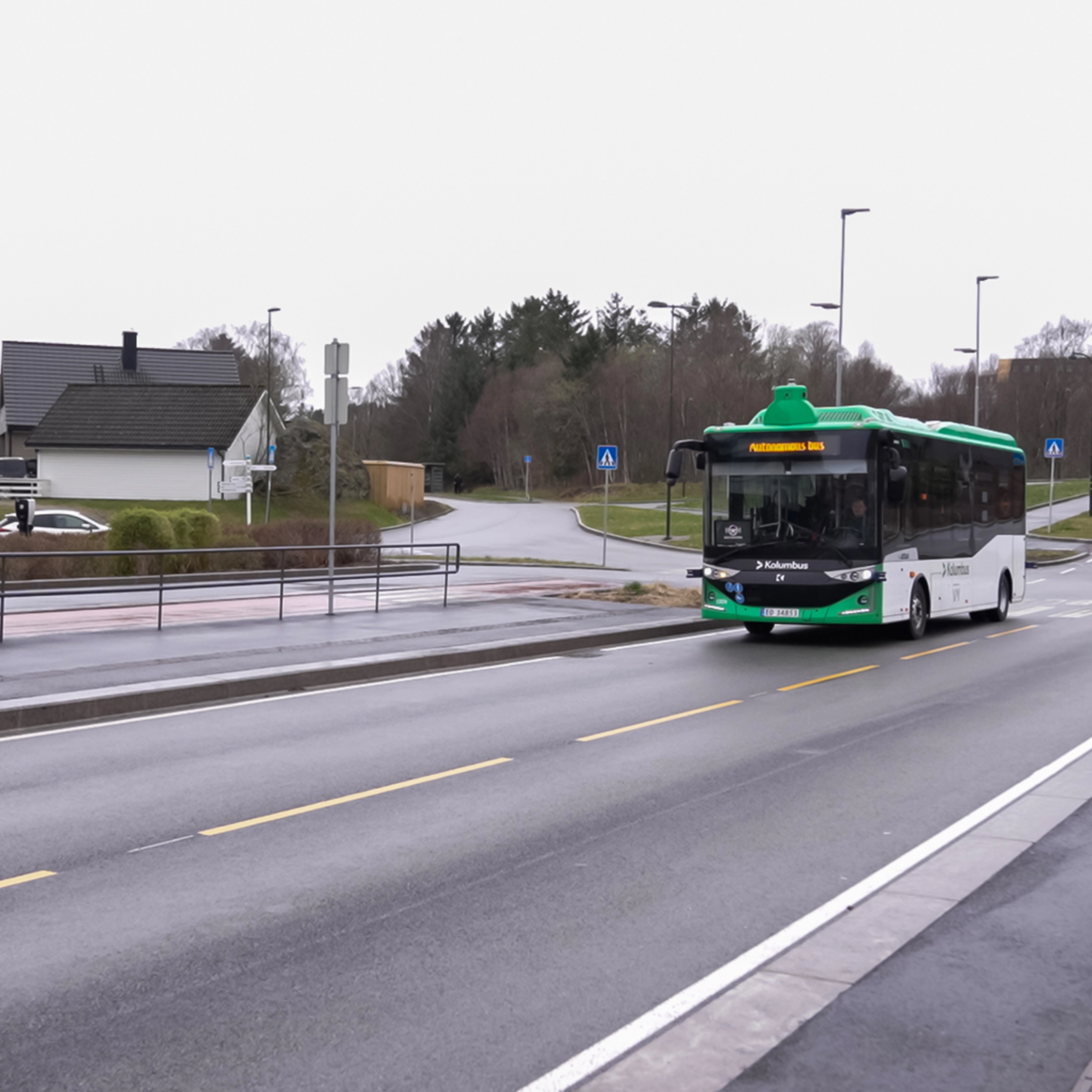 Autonomer Elektrobus fährt auf einer Stadtstraße.
