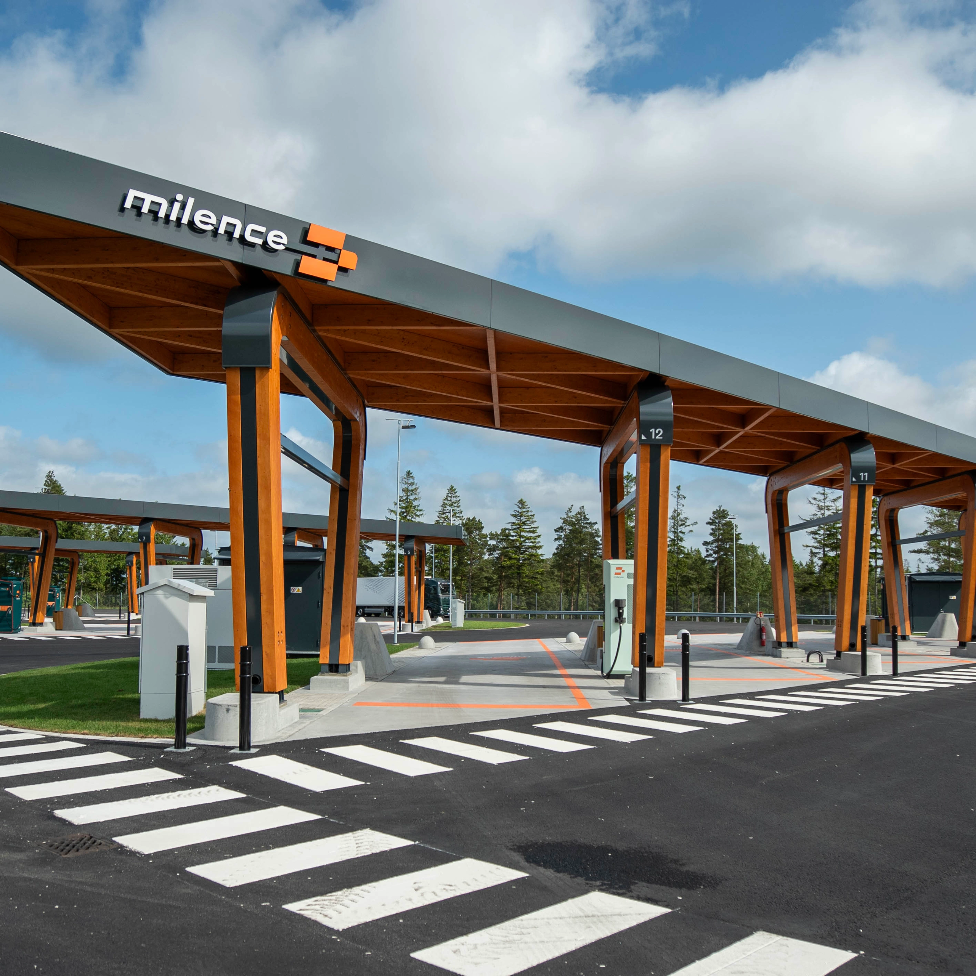 Milence-Ladestation mit überdachten Ladeplätzen für Elektro-Lkw.
