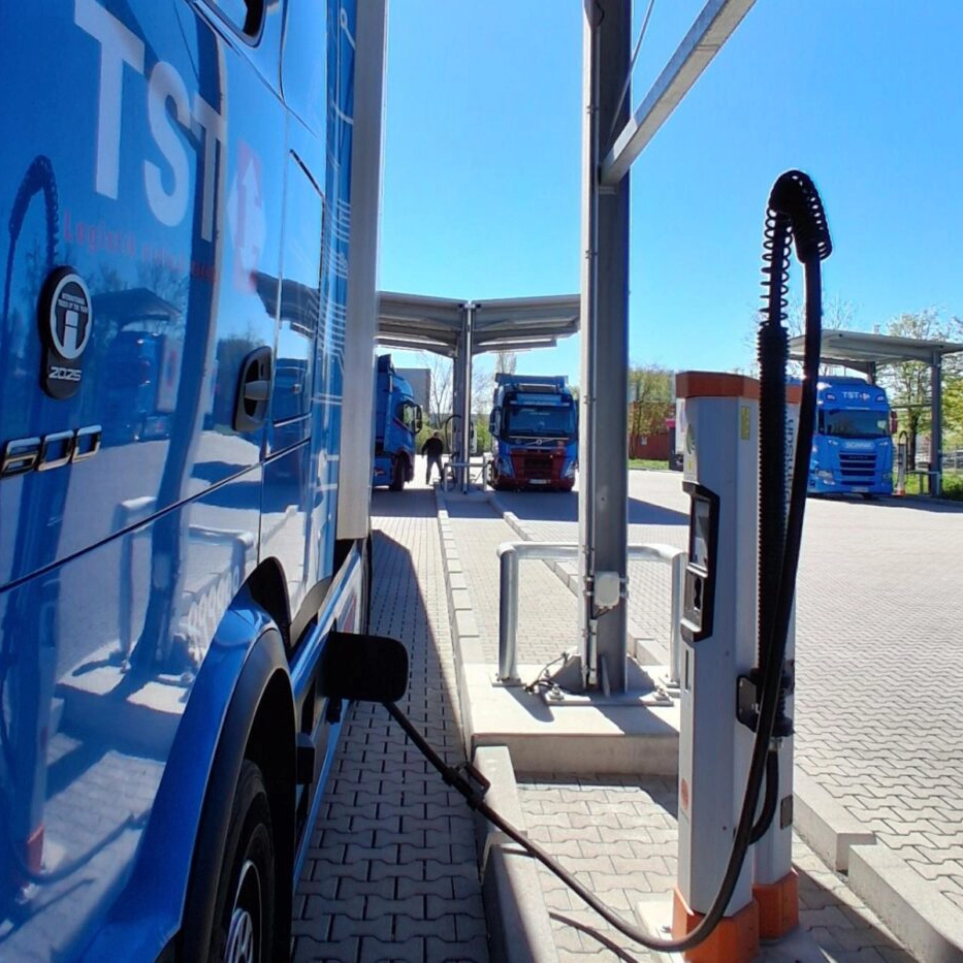 Elektro-Lkw lädt an einer Ladestation für Nutzfahrzeuge.